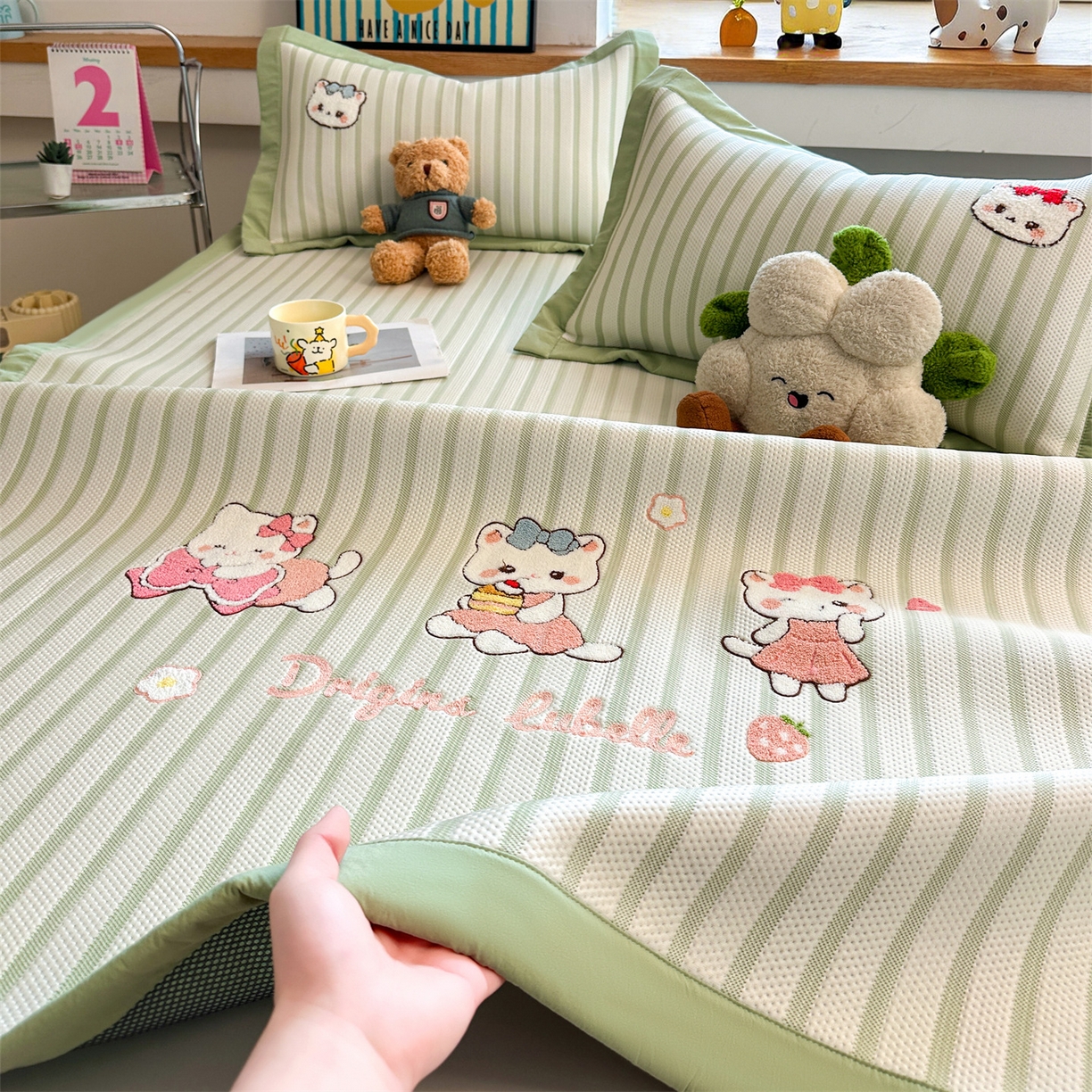 91家纺网 家纺一手货源 找家纺 雯豆家纺 2026新款PE中分子毛巾绣凉席三件套平铺席子卡通绣花条席 软糖小KT-绿