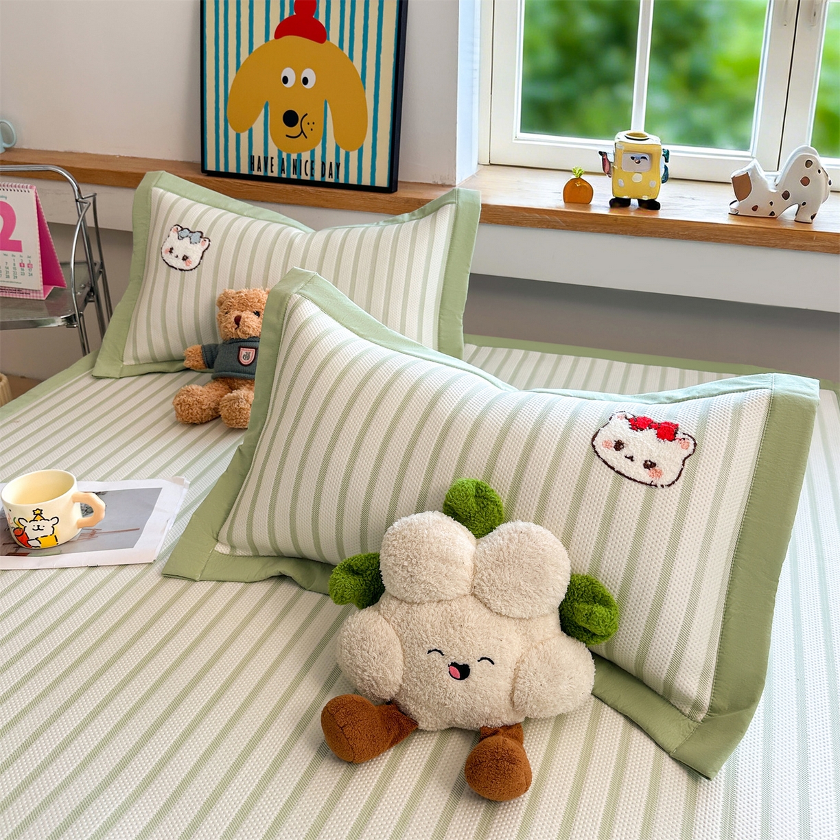 91家纺网 家纺一手货源 找家纺 雯豆家纺 2026新款PE中分子毛巾绣凉席三件套平铺席子卡通绣花条席 软糖小KT-绿