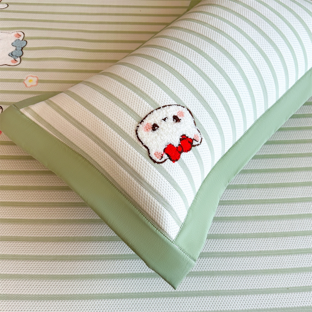 91家纺网 家纺一手货源 找家纺 雯豆家纺 2026新款PE中分子毛巾绣凉席三件套平铺席子卡通绣花条席 软糖小KT-绿