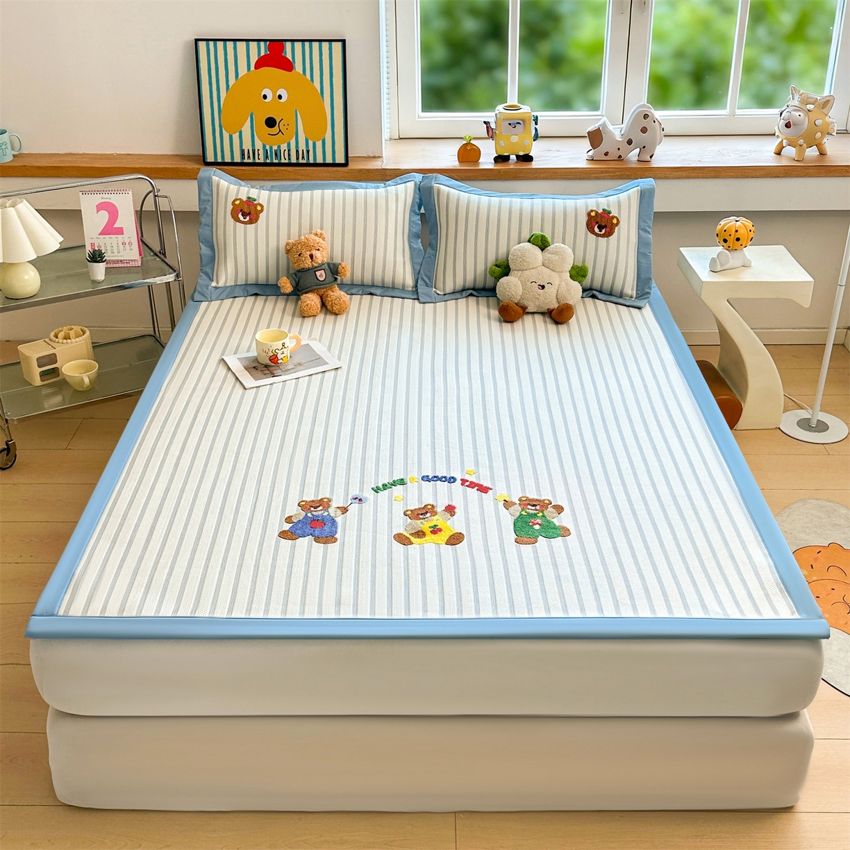 91家纺网 家纺一手货源 找家纺 雯豆家纺 2026新款PE中分子毛巾绣凉席三件套平铺席子卡通绣花条席 三色熊-蓝