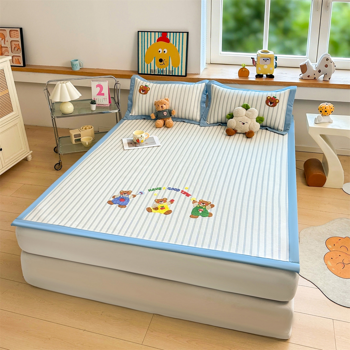 91家纺网 家纺一手货源 找家纺 雯豆家纺 2026新款PE中分子毛巾绣凉席三件套平铺席子卡通绣花条席 三色熊-蓝