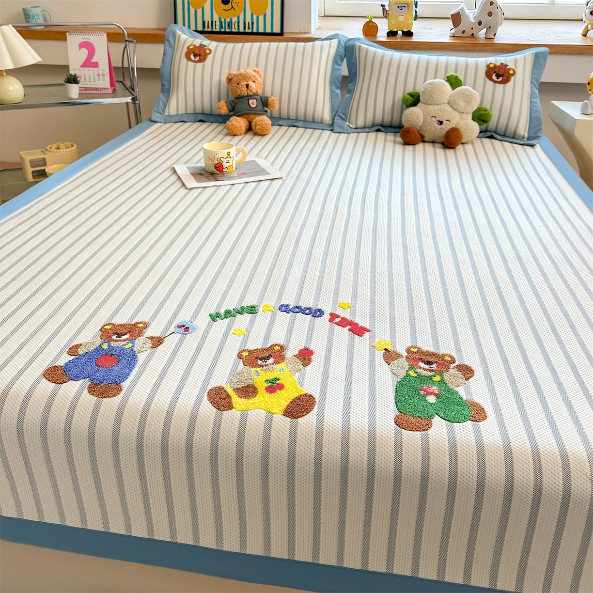 91家纺网 家纺一手货源 找家纺 雯豆家纺 2026新款PE中分子毛巾绣凉席三件套平铺席子卡通绣花条席 三色熊-蓝