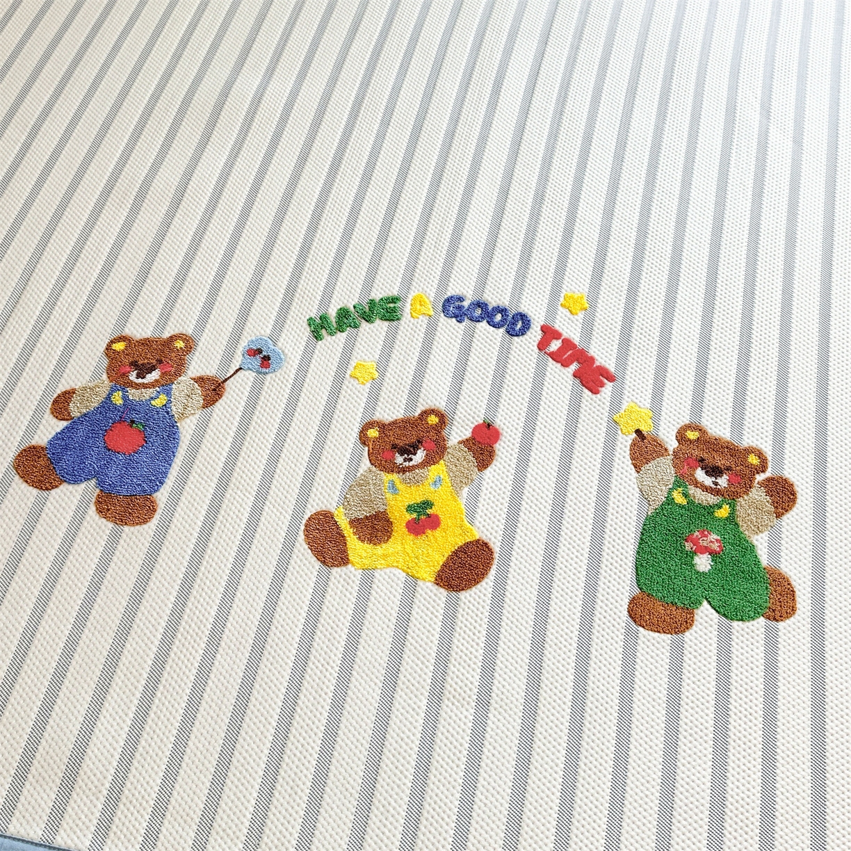 91家纺网 家纺一手货源 找家纺 雯豆家纺 2026新款PE中分子毛巾绣凉席三件套平铺席子卡通绣花条席 三色熊-蓝