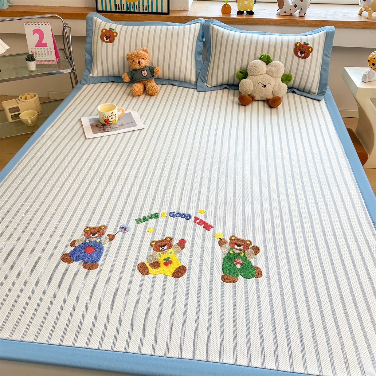 91家纺网 家纺一手货源 找家纺 雯豆家纺 2026新款PE中分子毛巾绣凉席三件套平铺席子卡通绣花条席 三色熊-蓝