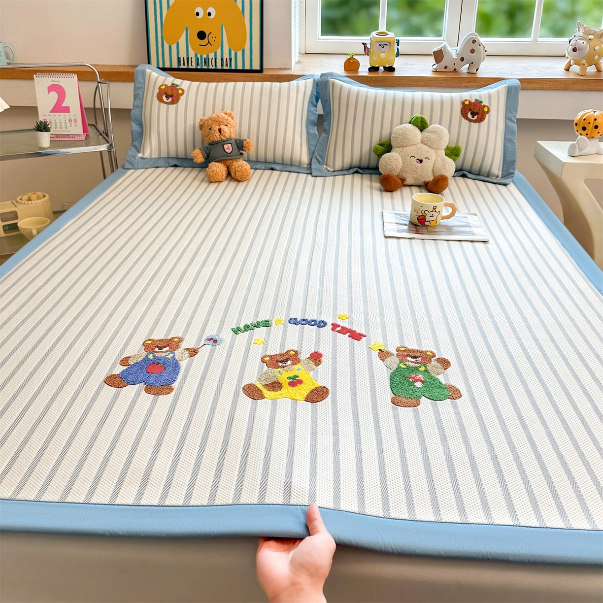 91家纺网 家纺一手货源 找家纺 雯豆家纺 2026新款PE中分子毛巾绣凉席三件套平铺席子卡通绣花条席 三色熊-蓝