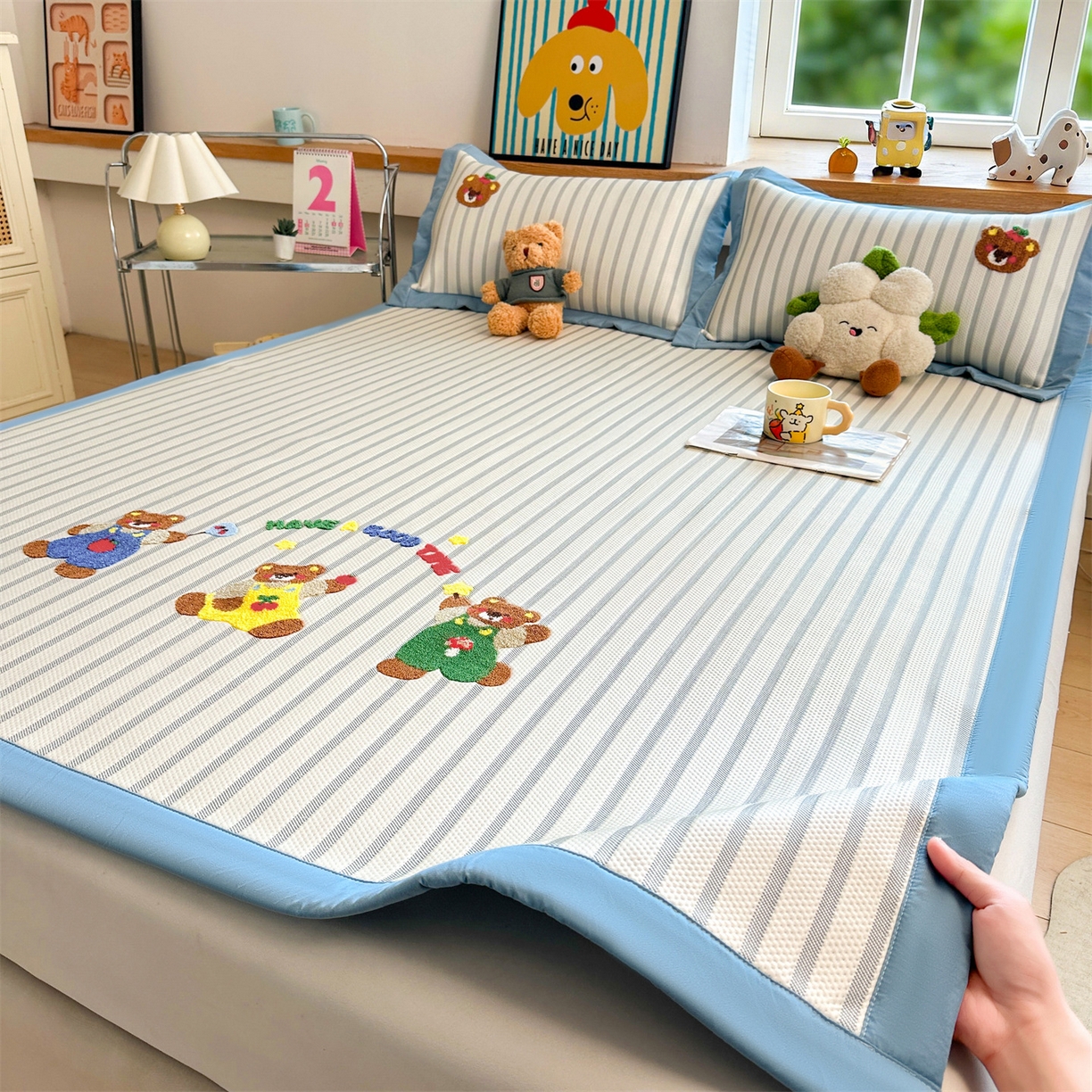 91家纺网 家纺一手货源 找家纺 雯豆家纺 2026新款PE中分子毛巾绣凉席三件套平铺席子卡通绣花条席 三色熊-蓝