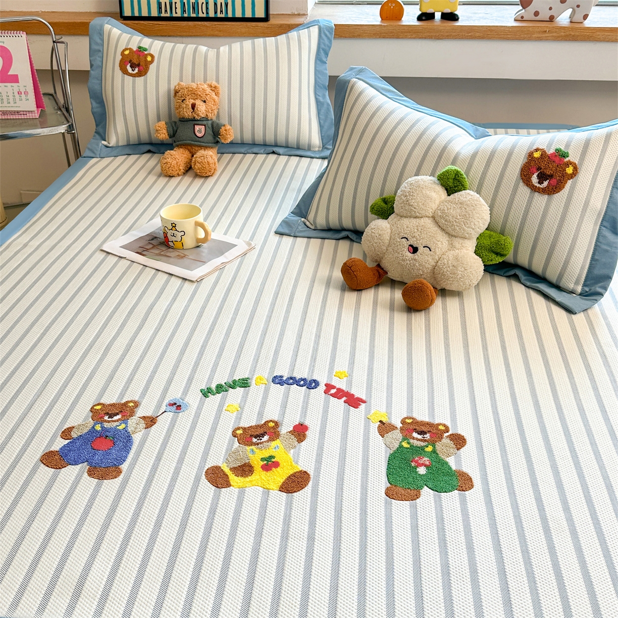 91家纺网 家纺一手货源 找家纺 雯豆家纺 2026新款PE中分子毛巾绣凉席三件套平铺席子卡通绣花条席 三色熊-蓝