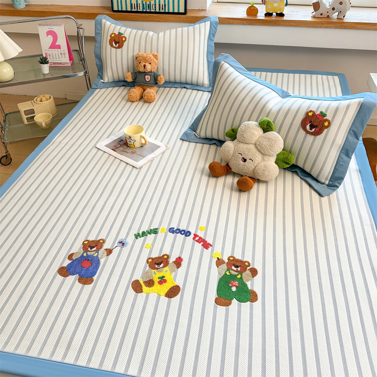 91家纺网 家纺一手货源 找家纺 雯豆家纺 2026新款PE中分子毛巾绣凉席三件套平铺席子卡通绣花条席 三色熊-蓝