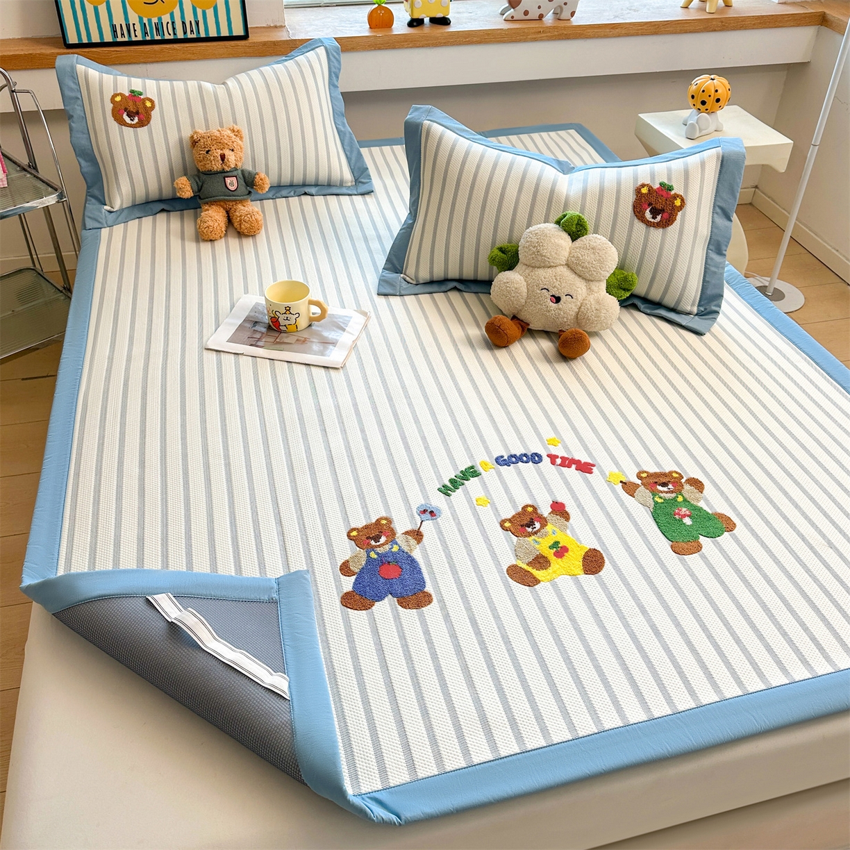 91家纺网 家纺一手货源 找家纺 雯豆家纺 2026新款PE中分子毛巾绣凉席三件套平铺席子卡通绣花条席 三色熊-蓝