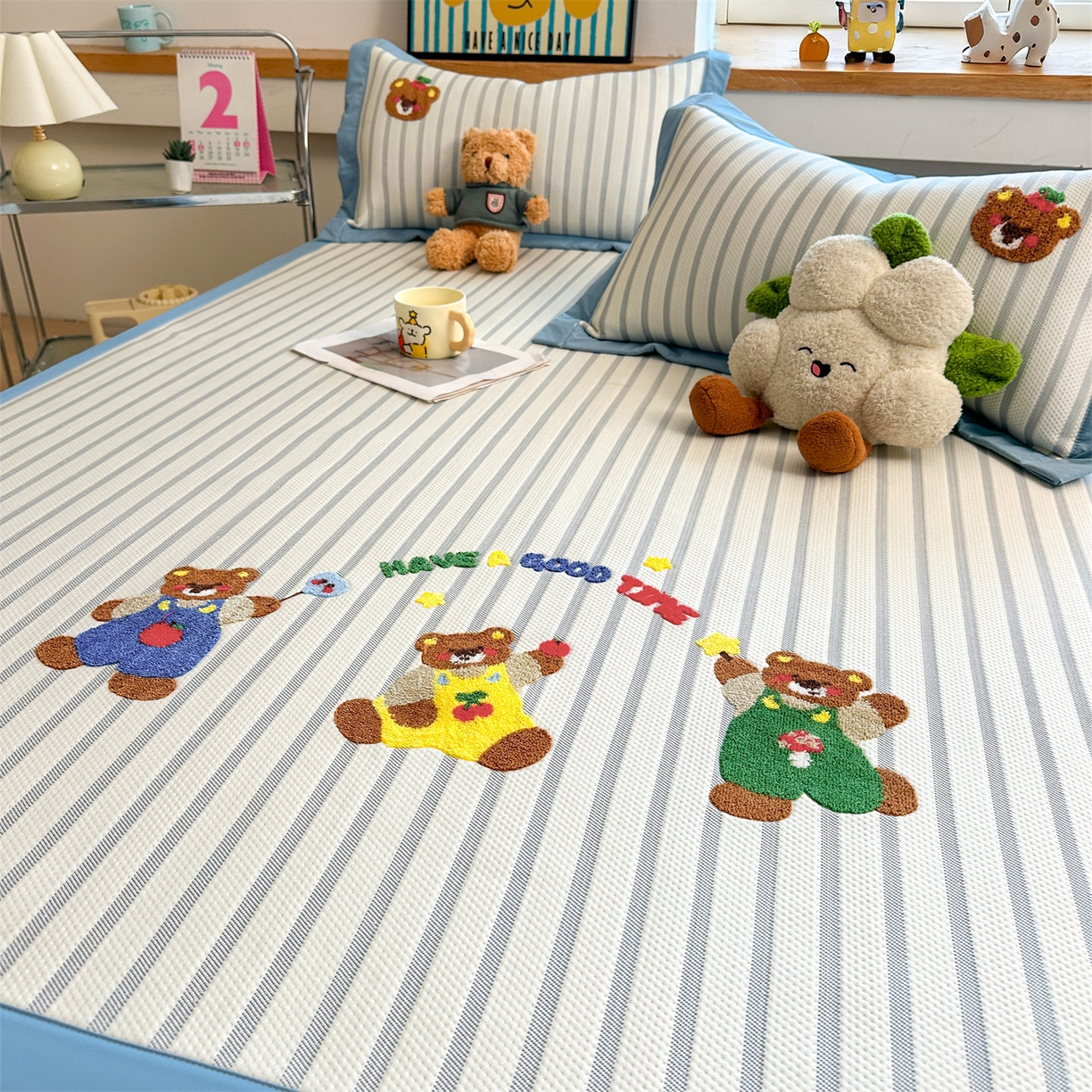 91家纺网 家纺一手货源 找家纺 雯豆家纺 2026新款PE中分子毛巾绣凉席三件套平铺席子卡通绣花条席 三色熊-蓝