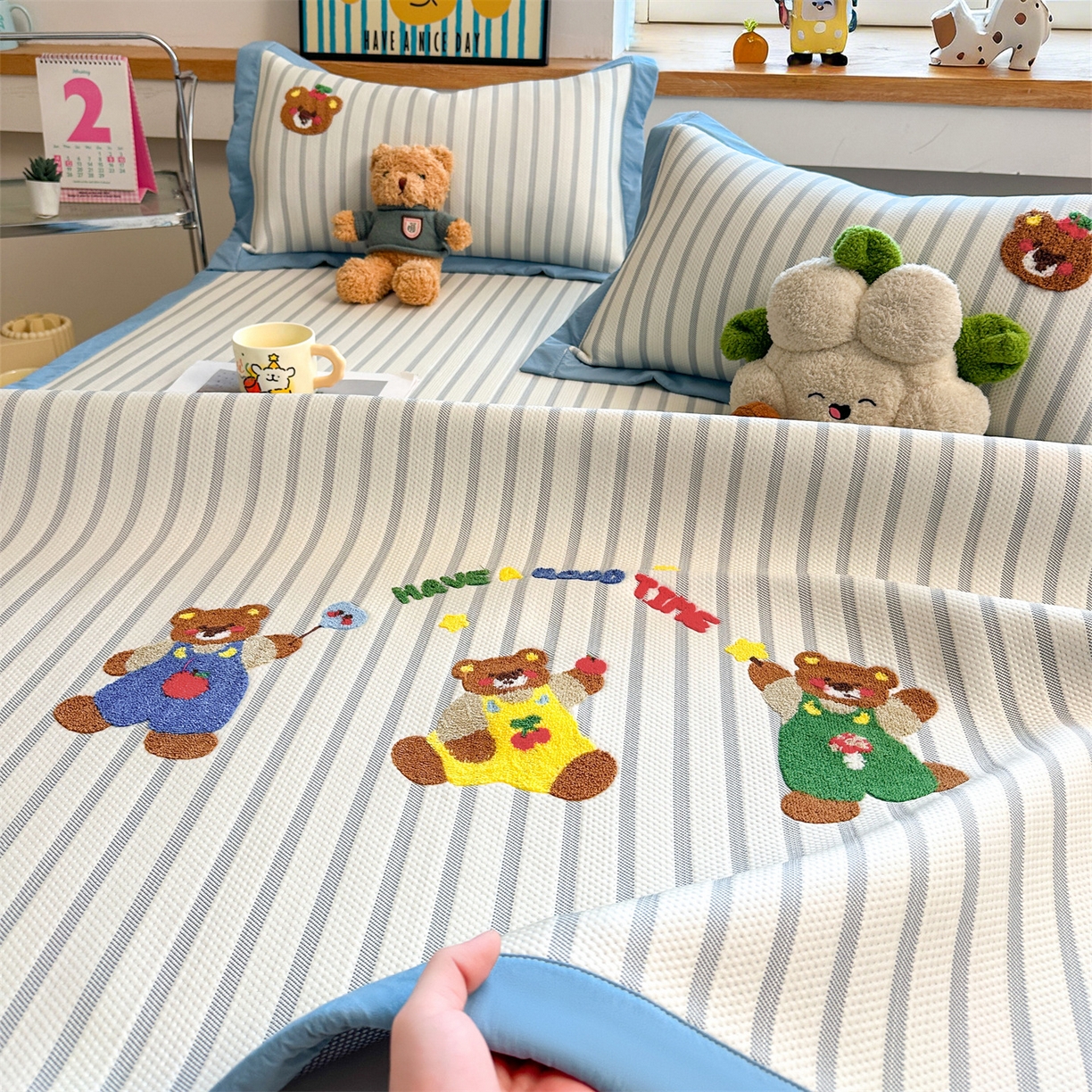 91家纺网 家纺一手货源 找家纺 雯豆家纺 2026新款PE中分子毛巾绣凉席三件套平铺席子卡通绣花条席 三色熊-蓝
