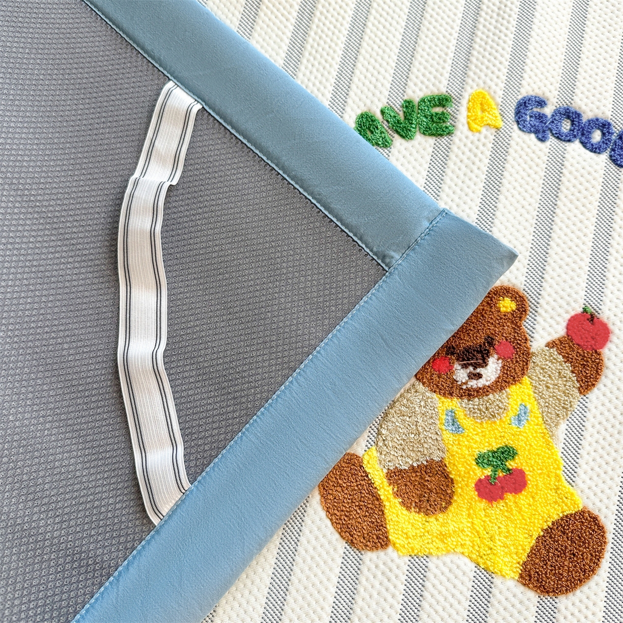 91家纺网 家纺一手货源 找家纺 雯豆家纺 2026新款PE中分子毛巾绣凉席三件套平铺席子卡通绣花条席 三色熊-蓝