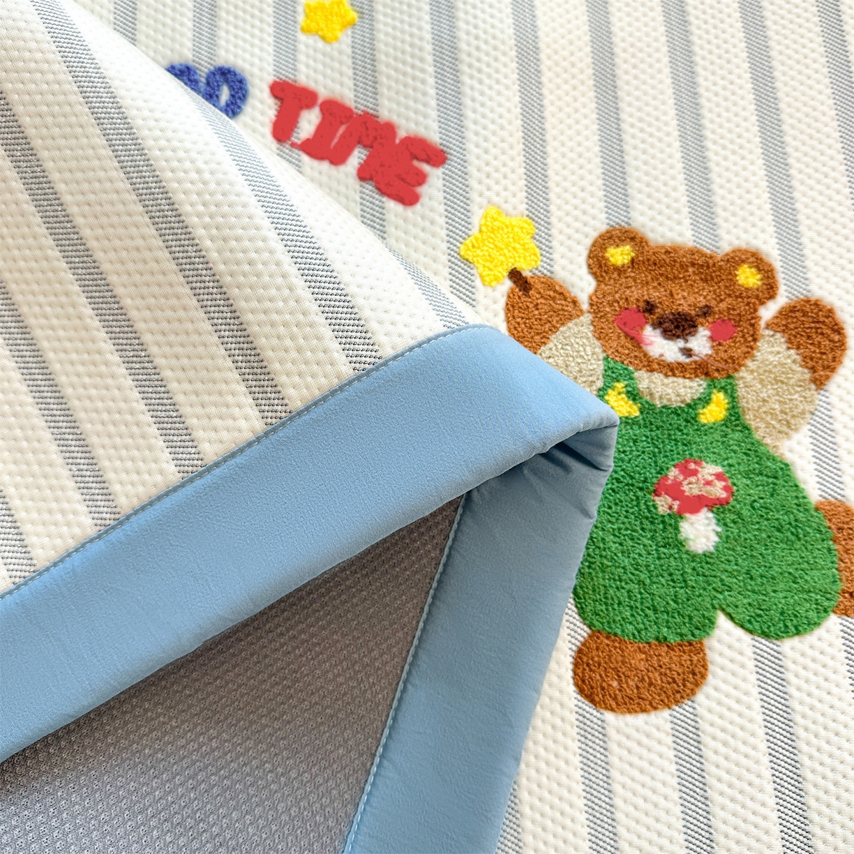 91家纺网 家纺一手货源 找家纺 雯豆家纺 2026新款PE中分子毛巾绣凉席三件套平铺席子卡通绣花条席 三色熊-蓝