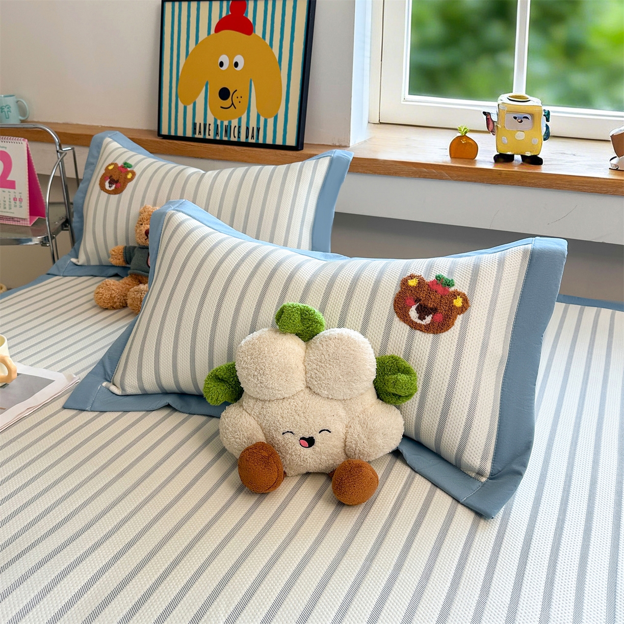 91家纺网 家纺一手货源 找家纺 雯豆家纺 2026新款PE中分子毛巾绣凉席三件套平铺席子卡通绣花条席 三色熊-蓝