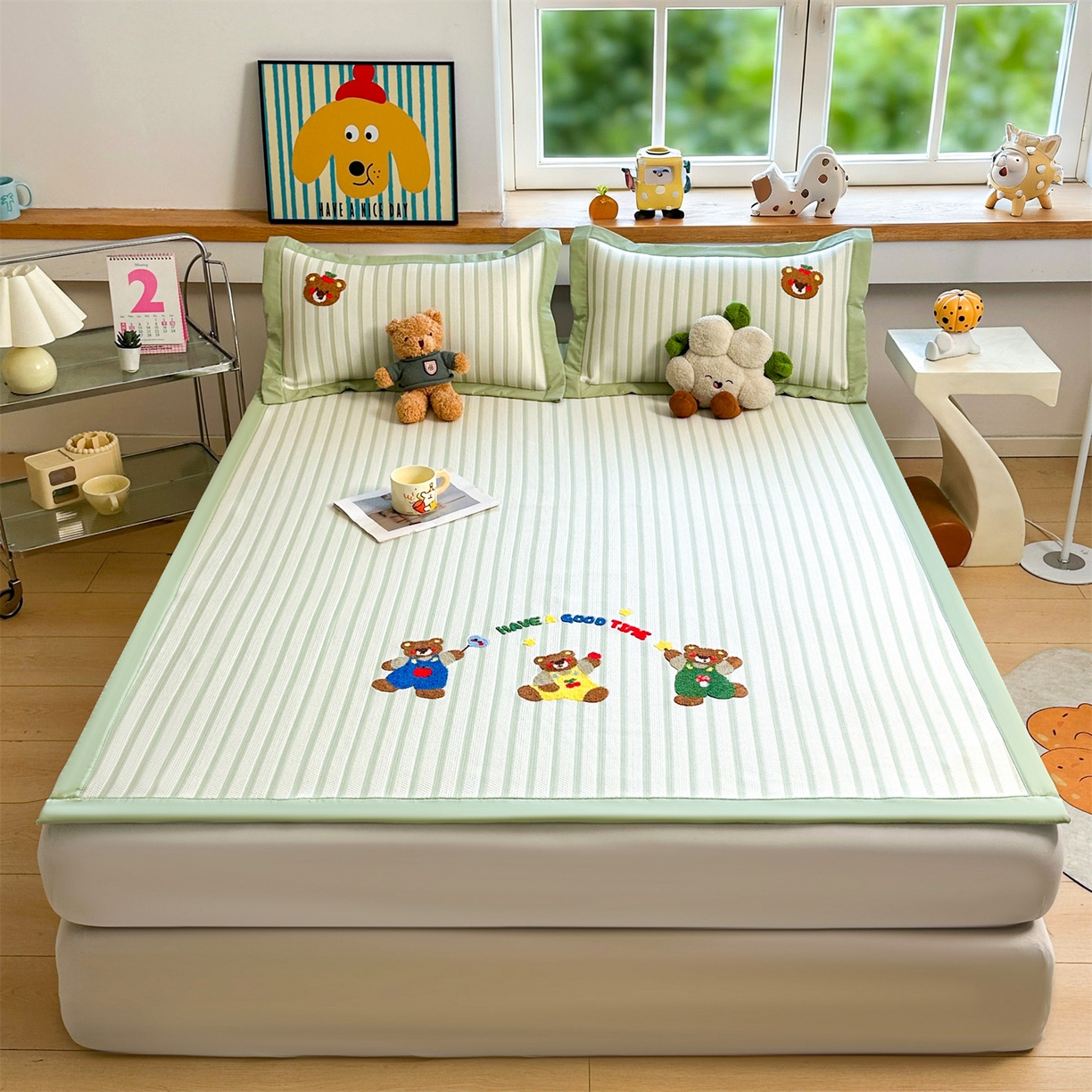 91家纺网 家纺一手货源 找家纺 雯豆家纺 2026新款PE中分子毛巾绣凉席三件套平铺席子卡通绣花条席 三色熊-绿