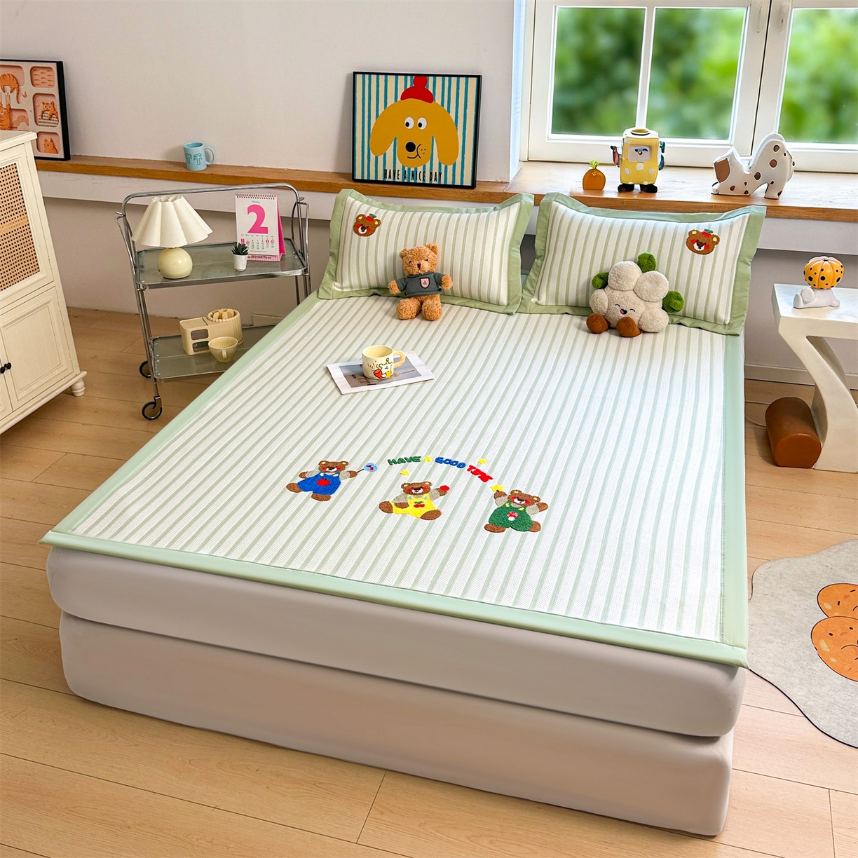 91家纺网 家纺一手货源 找家纺 雯豆家纺 2026新款PE中分子毛巾绣凉席三件套平铺席子卡通绣花条席 三色熊-绿