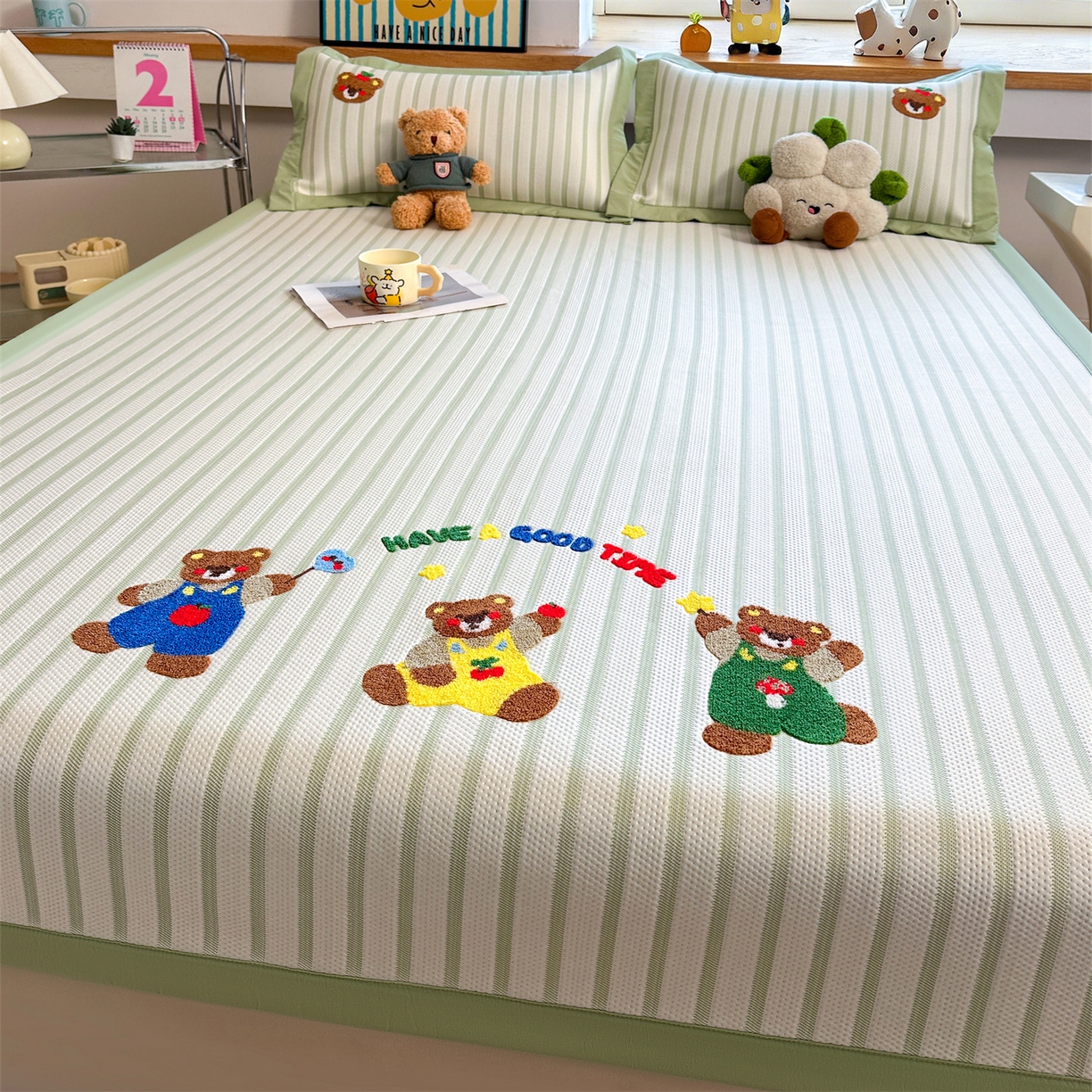 91家纺网 家纺一手货源 找家纺 雯豆家纺 2026新款PE中分子毛巾绣凉席三件套平铺席子卡通绣花条席 三色熊-绿