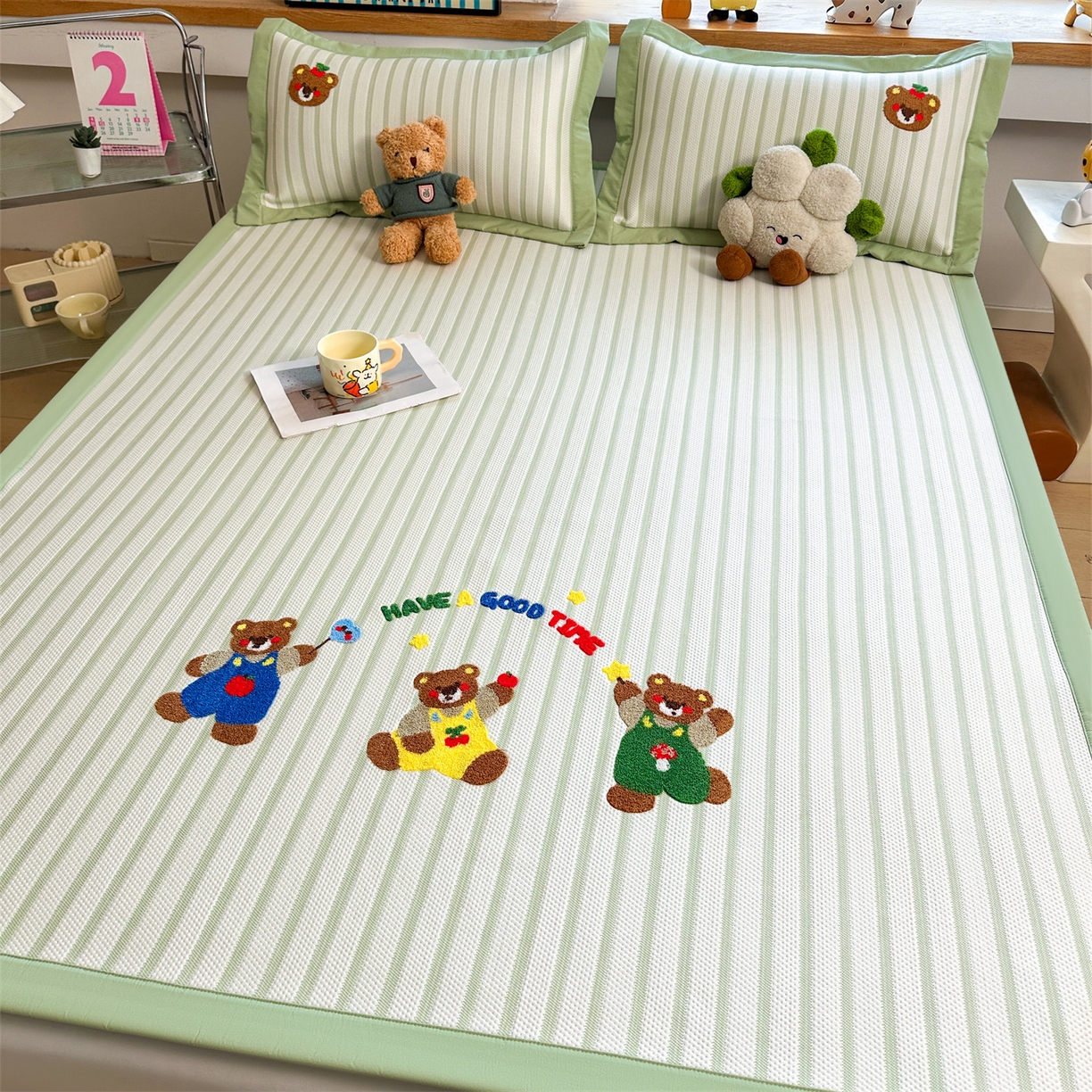 91家纺网 家纺一手货源 找家纺 雯豆家纺 2026新款PE中分子毛巾绣凉席三件套平铺席子卡通绣花条席 三色熊-绿