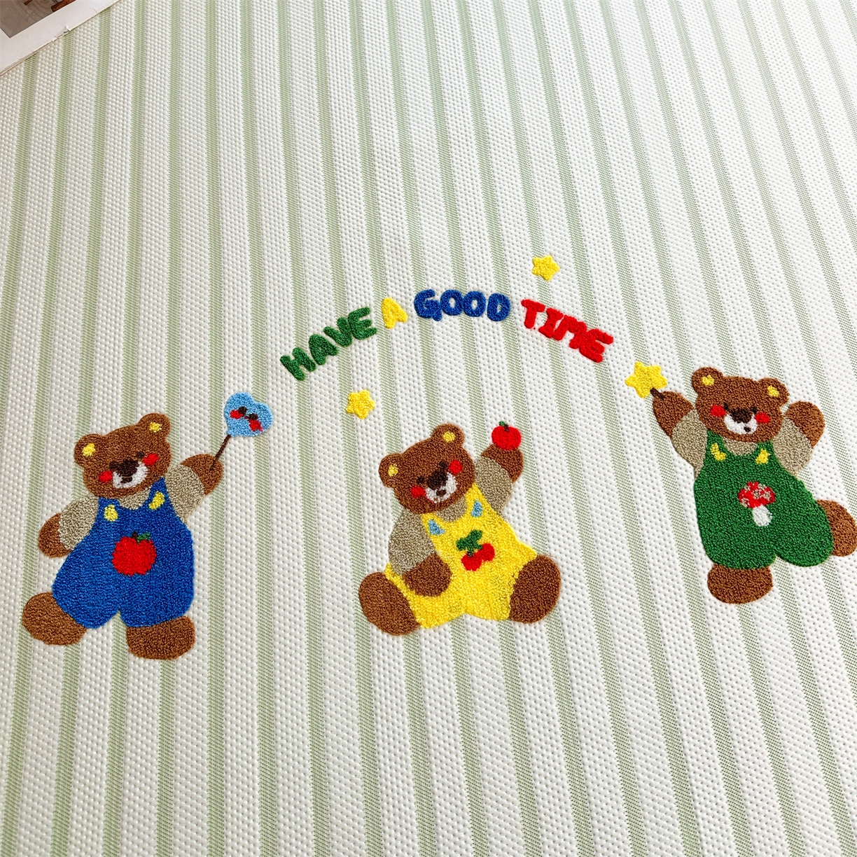 91家纺网 家纺一手货源 找家纺 雯豆家纺 2026新款PE中分子毛巾绣凉席三件套平铺席子卡通绣花条席 三色熊-绿