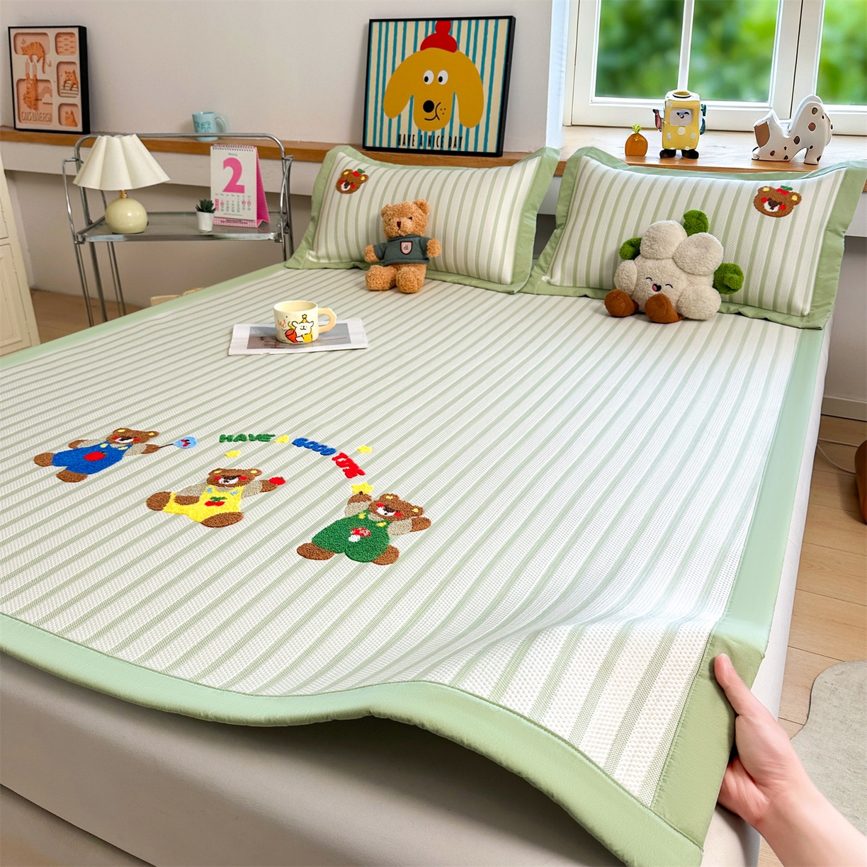 91家纺网 家纺一手货源 找家纺 雯豆家纺 2026新款PE中分子毛巾绣凉席三件套平铺席子卡通绣花条席 三色熊-绿