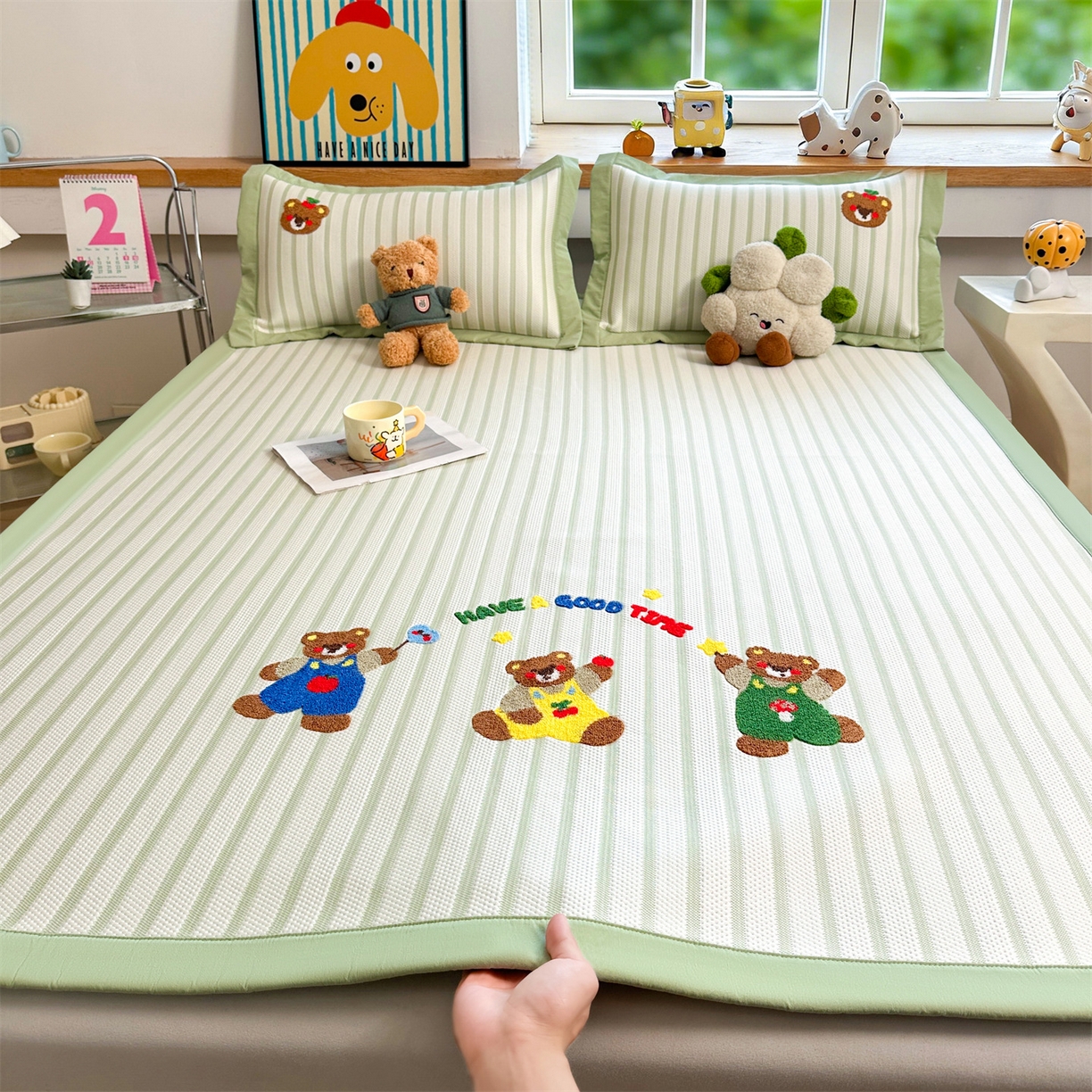 91家纺网 家纺一手货源 找家纺 雯豆家纺 2026新款PE中分子毛巾绣凉席三件套平铺席子卡通绣花条席 三色熊-绿