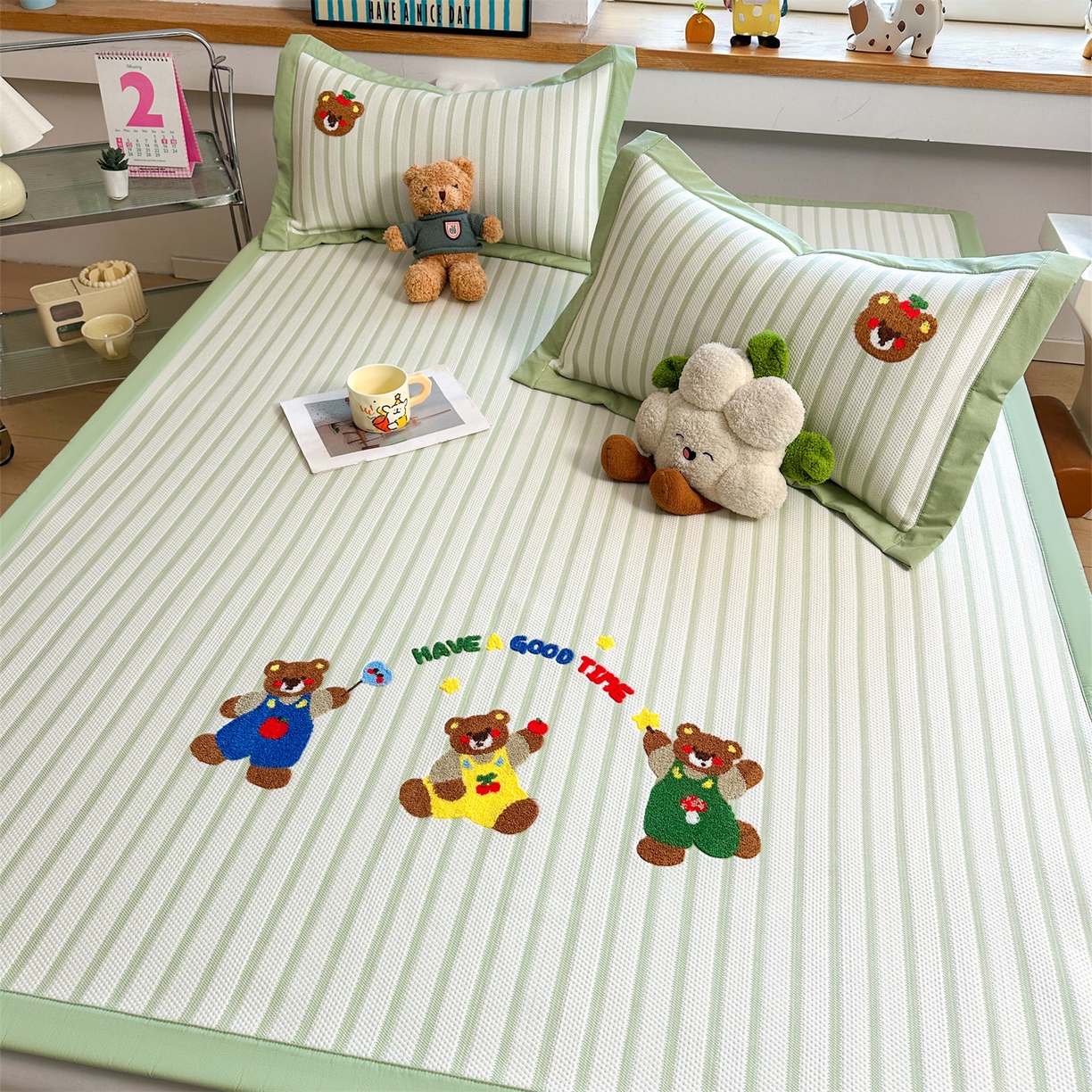 91家纺网 家纺一手货源 找家纺 雯豆家纺 2026新款PE中分子毛巾绣凉席三件套平铺席子卡通绣花条席 三色熊-绿