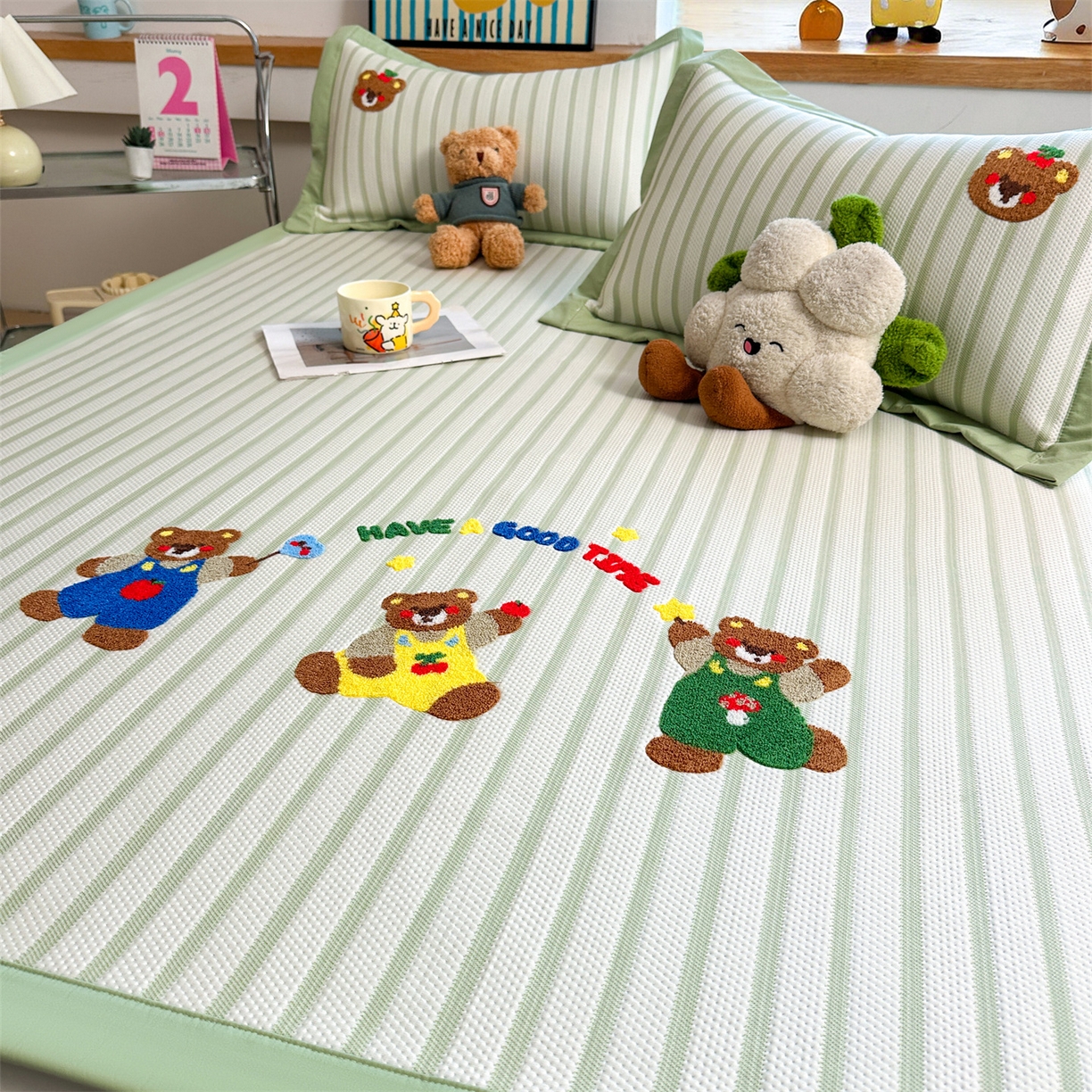 91家纺网 家纺一手货源 找家纺 雯豆家纺 2026新款PE中分子毛巾绣凉席三件套平铺席子卡通绣花条席 三色熊-绿