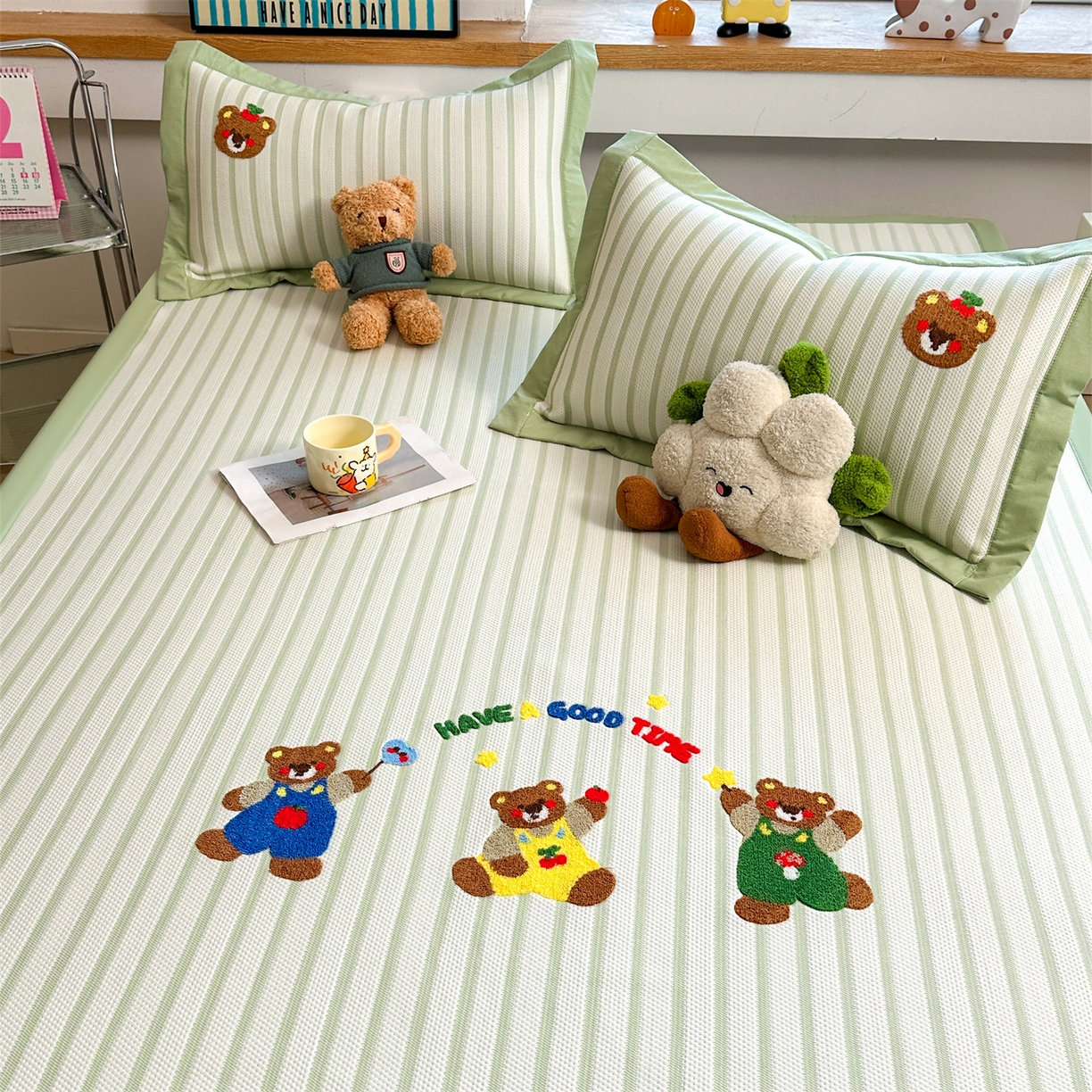 91家纺网 家纺一手货源 找家纺 雯豆家纺 2026新款PE中分子毛巾绣凉席三件套平铺席子卡通绣花条席 三色熊-绿