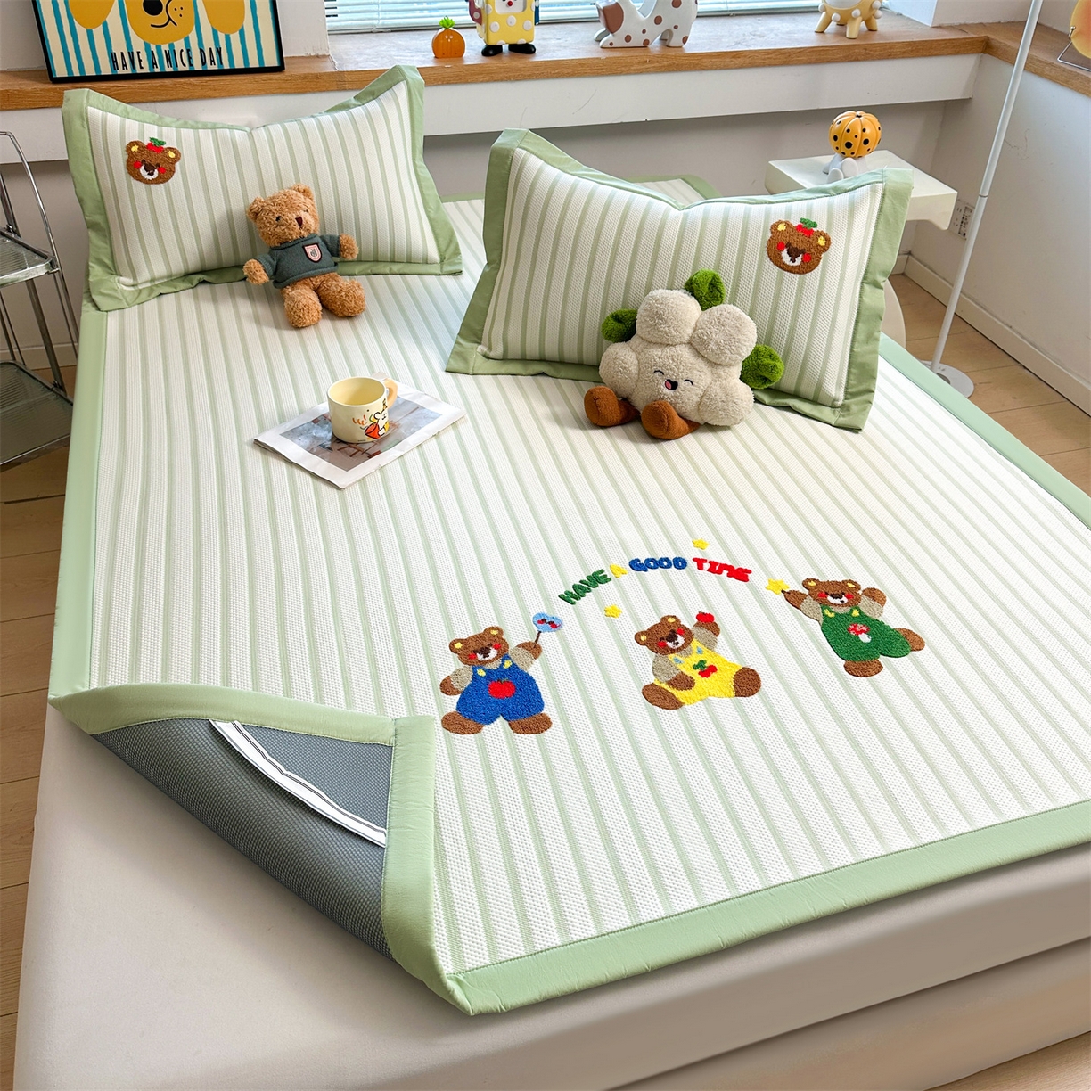 91家纺网 家纺一手货源 找家纺 雯豆家纺 2026新款PE中分子毛巾绣凉席三件套平铺席子卡通绣花条席 三色熊-绿