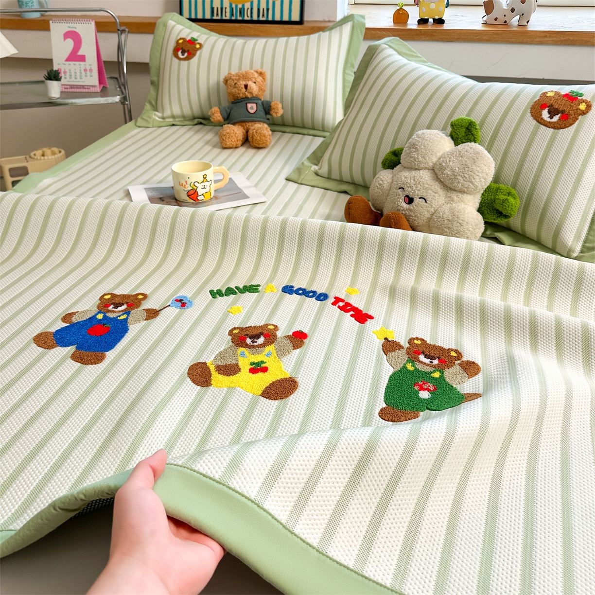 91家纺网 家纺一手货源 找家纺 雯豆家纺 2026新款PE中分子毛巾绣凉席三件套平铺席子卡通绣花条席 三色熊-绿