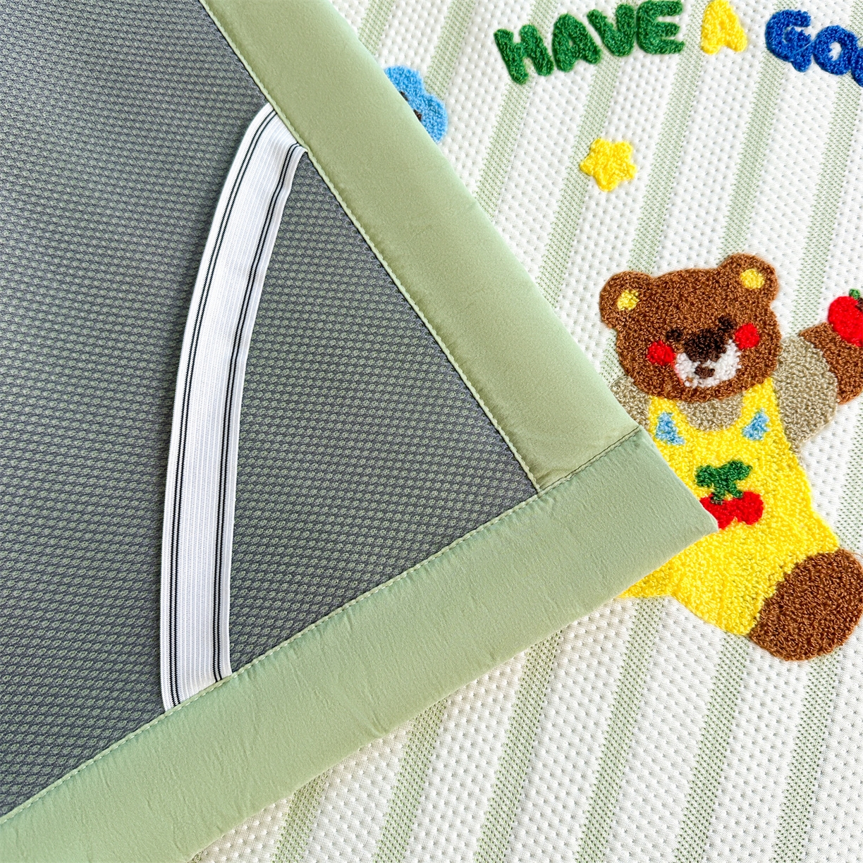 91家纺网 家纺一手货源 找家纺 雯豆家纺 2026新款PE中分子毛巾绣凉席三件套平铺席子卡通绣花条席 三色熊-绿