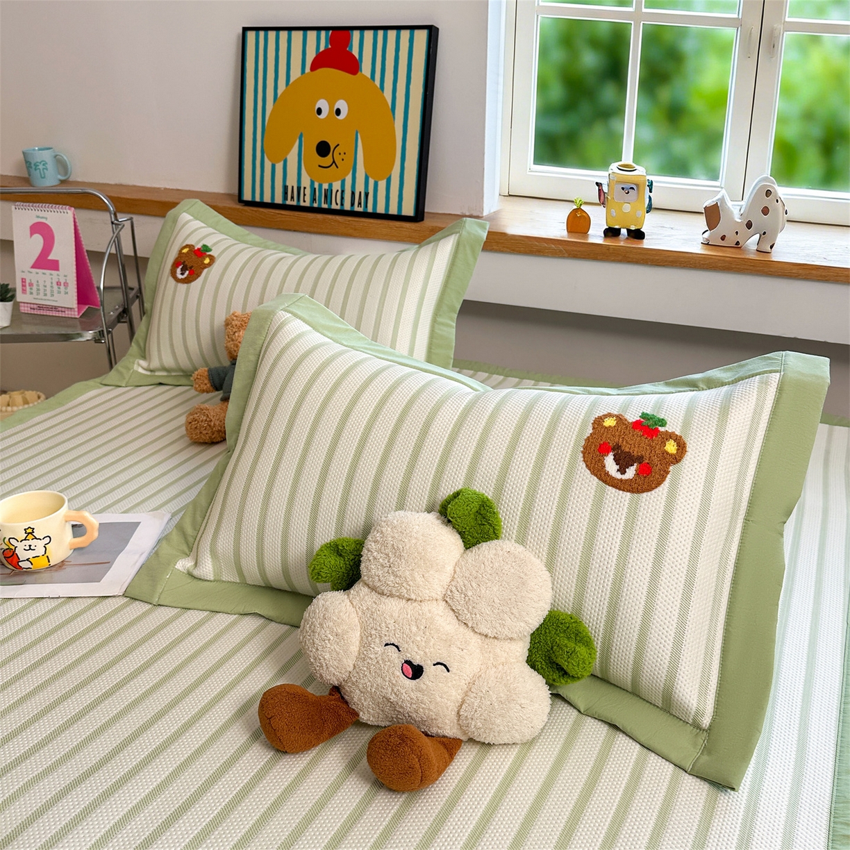 91家纺网 家纺一手货源 找家纺 雯豆家纺 2026新款PE中分子毛巾绣凉席三件套平铺席子卡通绣花条席 三色熊-绿