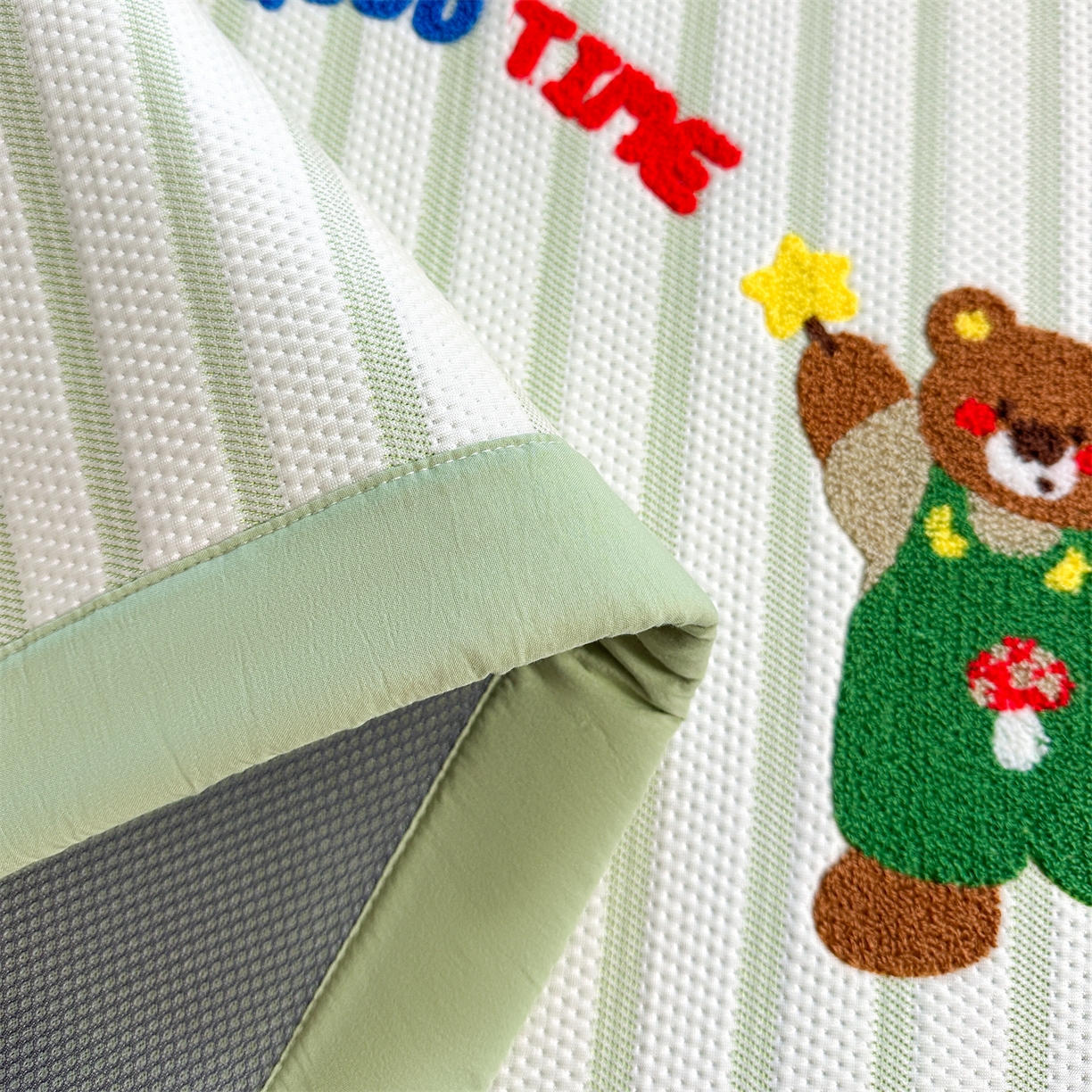 91家纺网 家纺一手货源 找家纺 雯豆家纺 2026新款PE中分子毛巾绣凉席三件套平铺席子卡通绣花条席 三色熊-绿