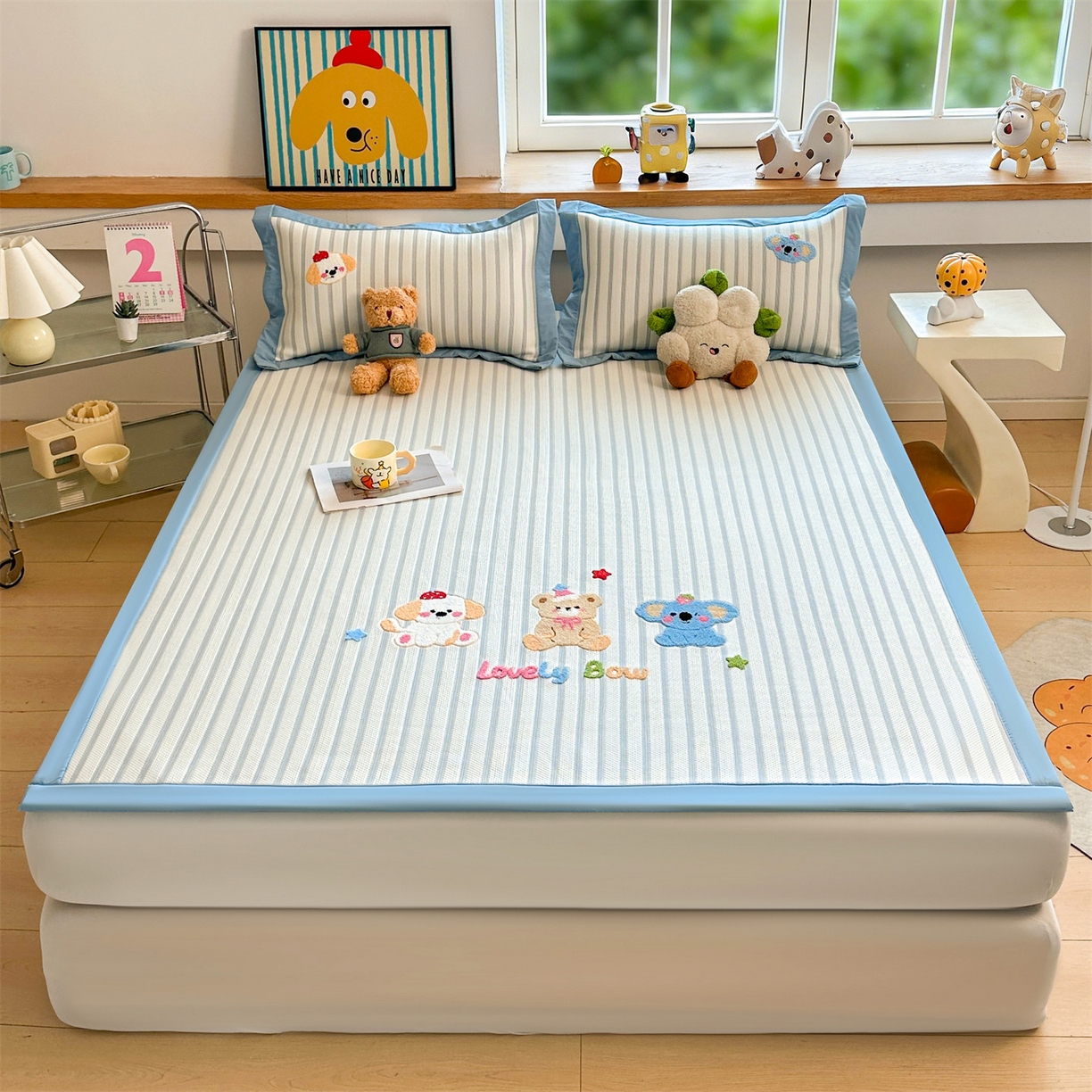 91家纺网 家纺一手货源 找家纺 雯豆家纺 2026新款PE中分子毛巾绣凉席三件套平铺席子卡通绣花条席 树懒-蓝