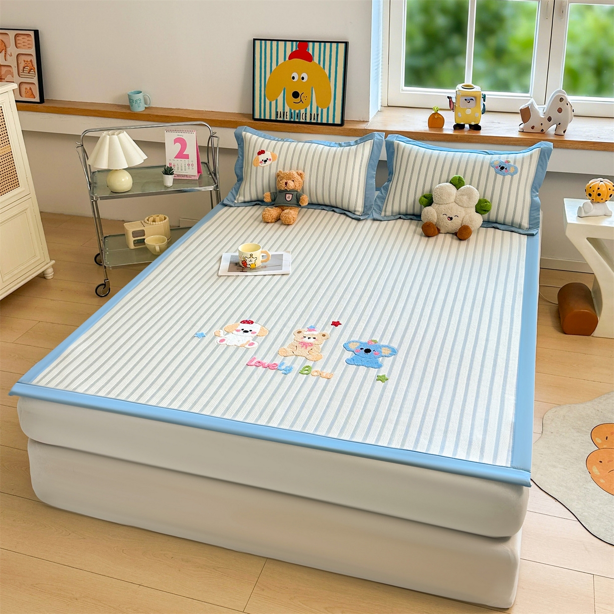 91家纺网 家纺一手货源 找家纺 雯豆家纺 2026新款PE中分子毛巾绣凉席三件套平铺席子卡通绣花条席 树懒-蓝