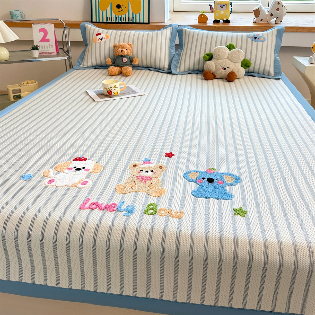 91家纺网 家纺一手货源 找家纺 雯豆家纺 2026新款PE中分子毛巾绣凉席三件套平铺席子卡通绣花条席 树懒-蓝