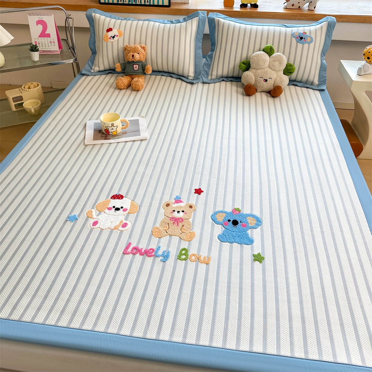 91家纺网 家纺一手货源 找家纺 雯豆家纺 2026新款PE中分子毛巾绣凉席三件套平铺席子卡通绣花条席 树懒-蓝