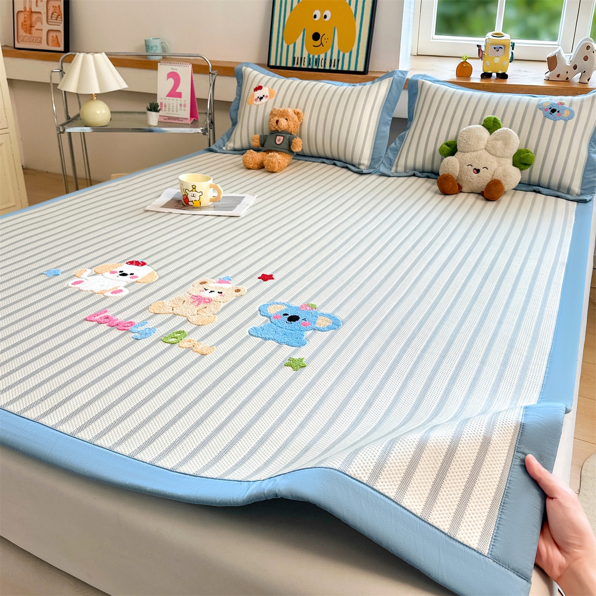 91家纺网 家纺一手货源 找家纺 雯豆家纺 2026新款PE中分子毛巾绣凉席三件套平铺席子卡通绣花条席 树懒-蓝