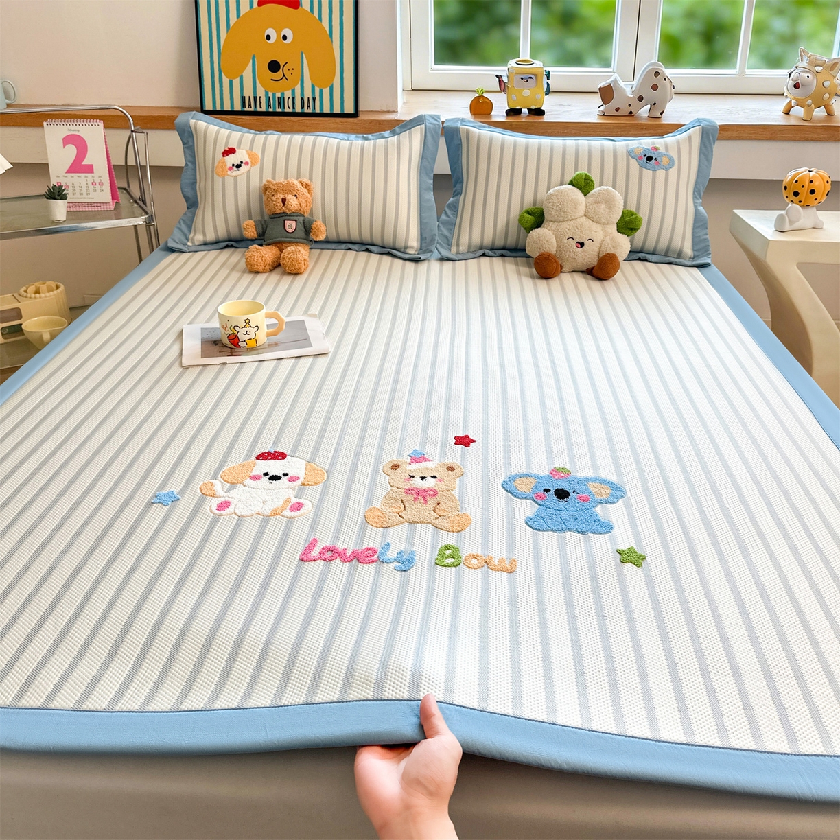 91家纺网 家纺一手货源 找家纺 雯豆家纺 2026新款PE中分子毛巾绣凉席三件套平铺席子卡通绣花条席 树懒-蓝