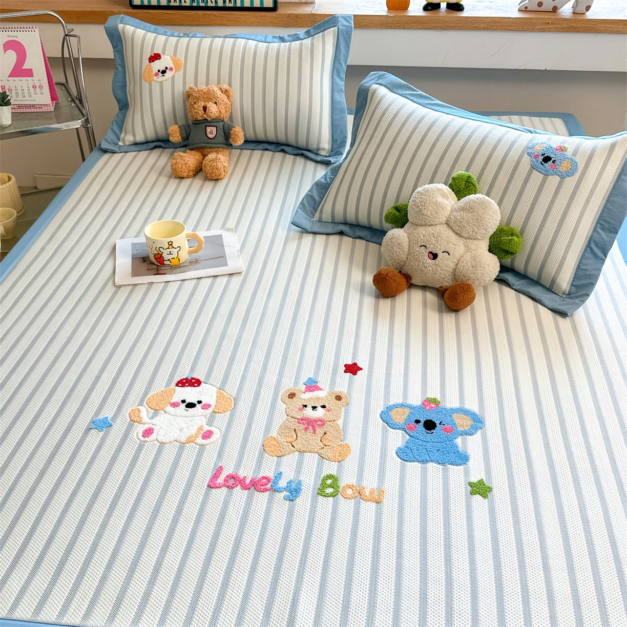 91家纺网 家纺一手货源 找家纺 雯豆家纺 2026新款PE中分子毛巾绣凉席三件套平铺席子卡通绣花条席 树懒-蓝