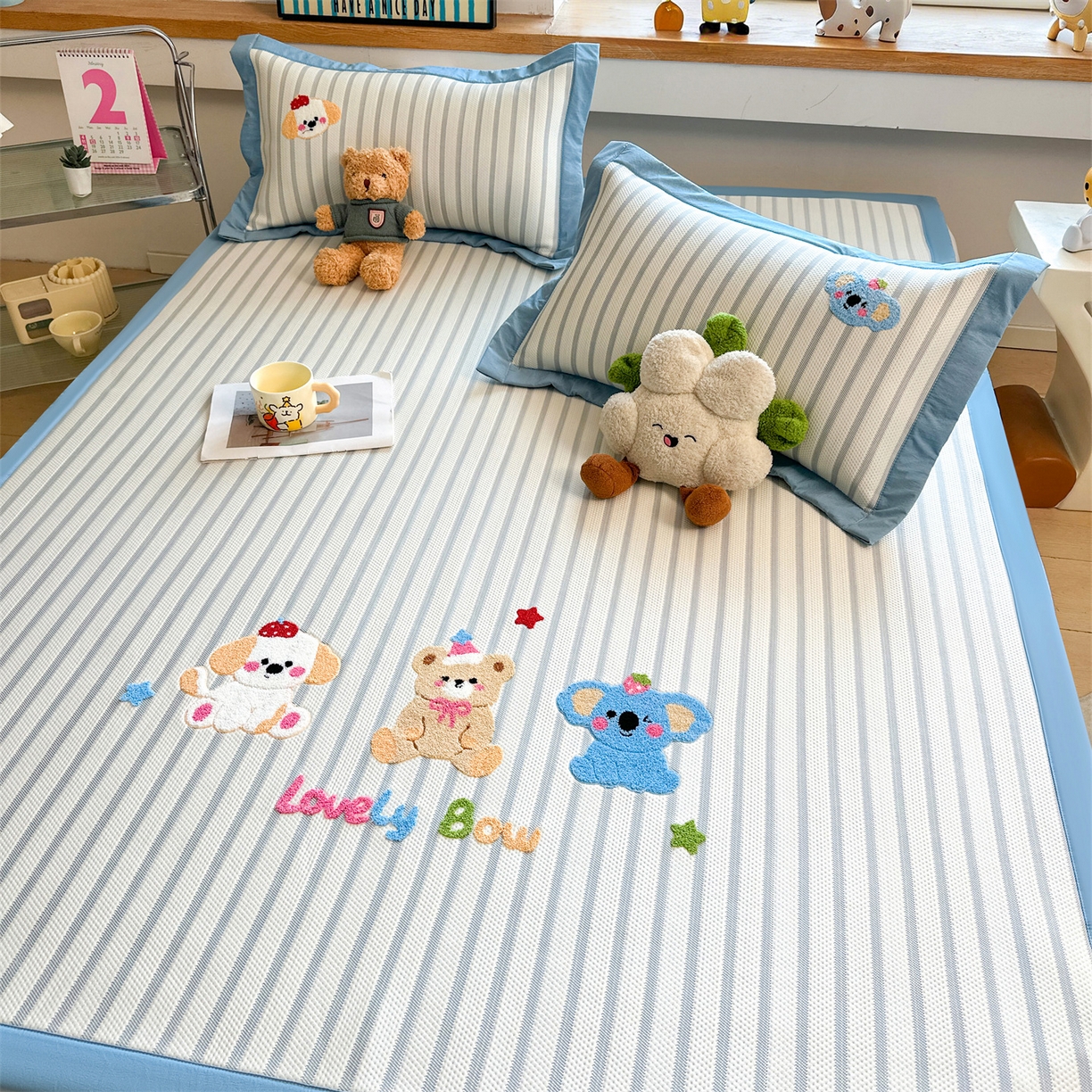 91家纺网 家纺一手货源 找家纺 雯豆家纺 2026新款PE中分子毛巾绣凉席三件套平铺席子卡通绣花条席 树懒-蓝