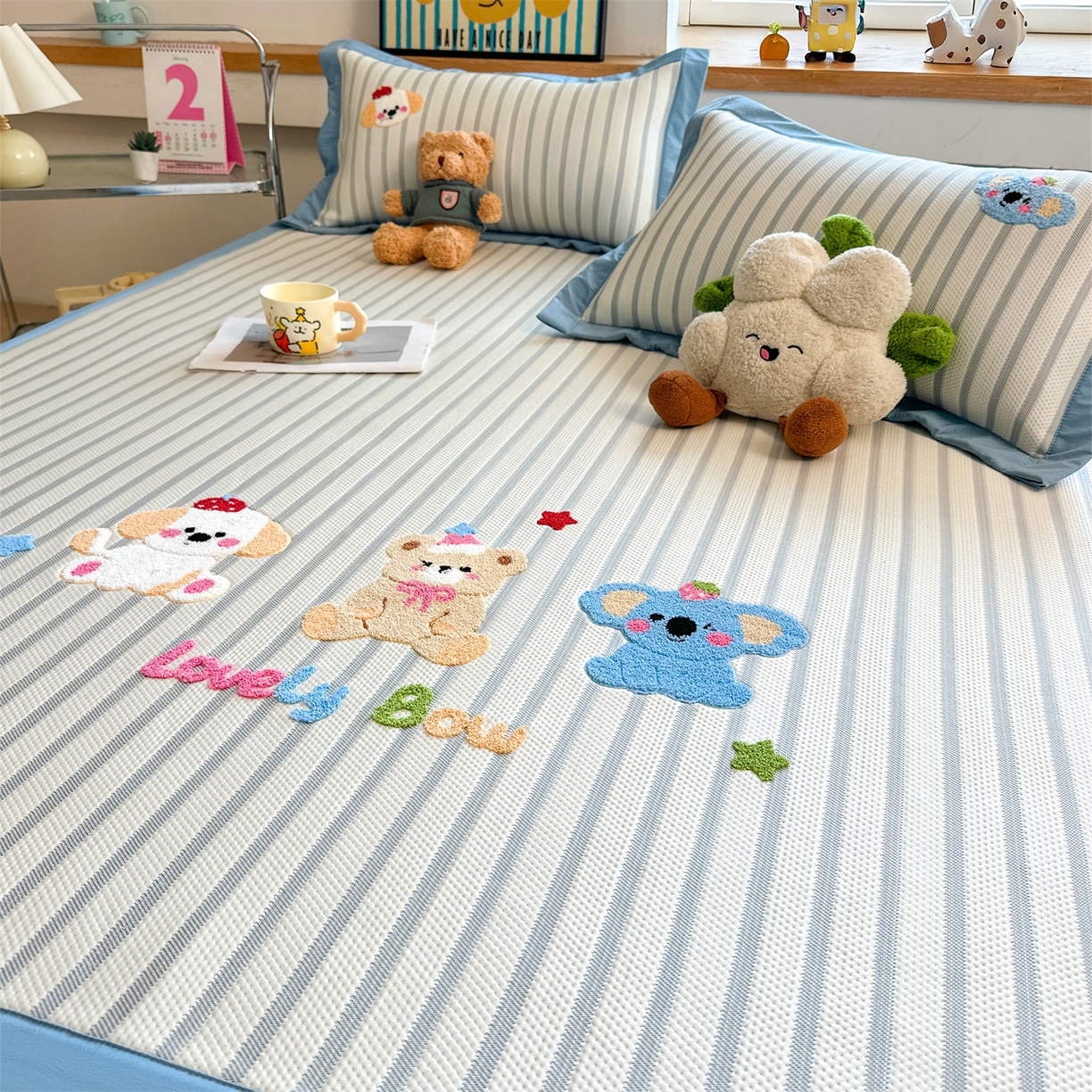 91家纺网 家纺一手货源 找家纺 雯豆家纺 2026新款PE中分子毛巾绣凉席三件套平铺席子卡通绣花条席 树懒-蓝