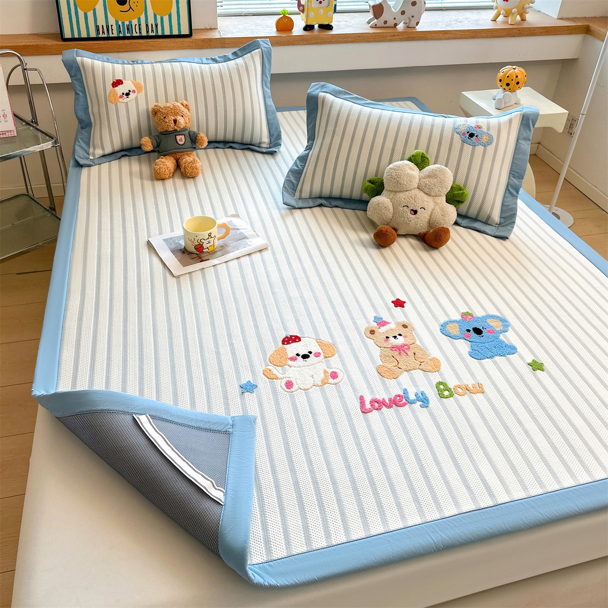 91家纺网 家纺一手货源 找家纺 雯豆家纺 2026新款PE中分子毛巾绣凉席三件套平铺席子卡通绣花条席 树懒-蓝