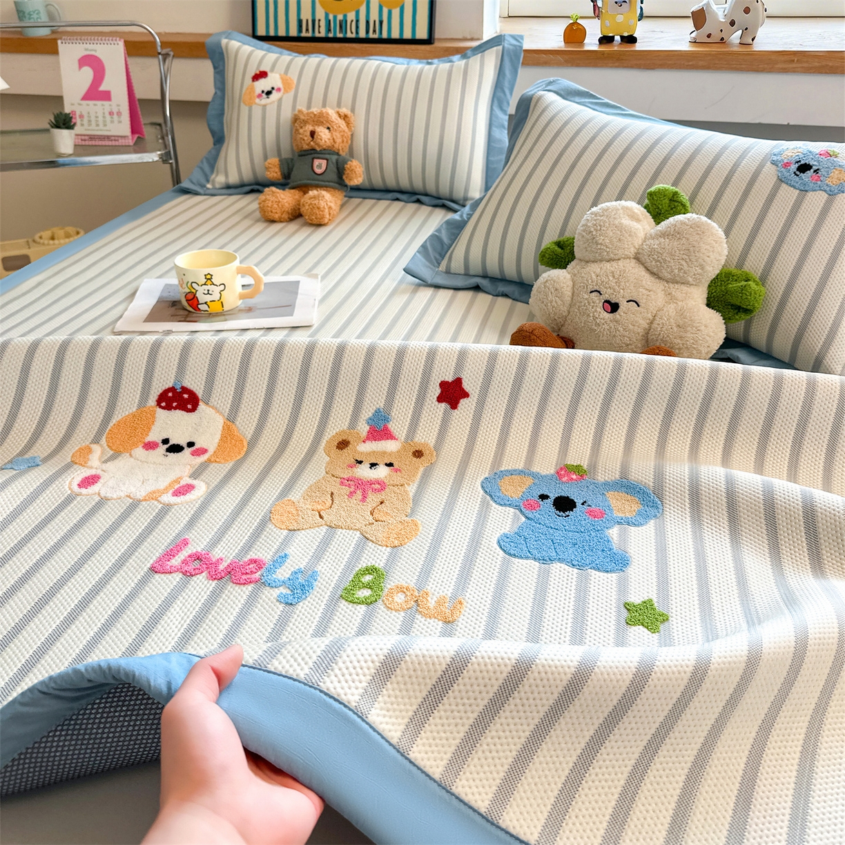 91家纺网 家纺一手货源 找家纺 雯豆家纺 2026新款PE中分子毛巾绣凉席三件套平铺席子卡通绣花条席 树懒-蓝