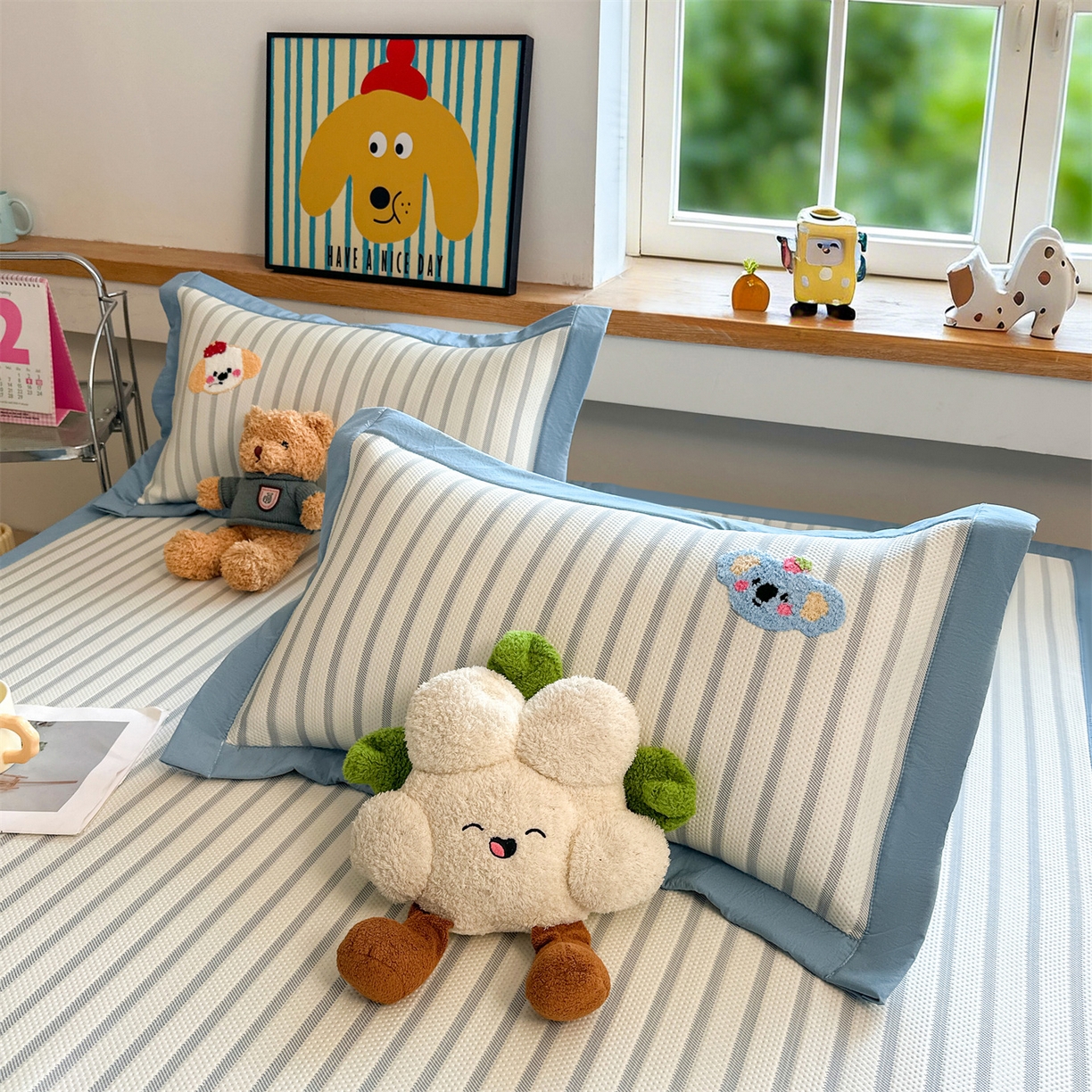 91家纺网 家纺一手货源 找家纺 雯豆家纺 2026新款PE中分子毛巾绣凉席三件套平铺席子卡通绣花条席 树懒-蓝