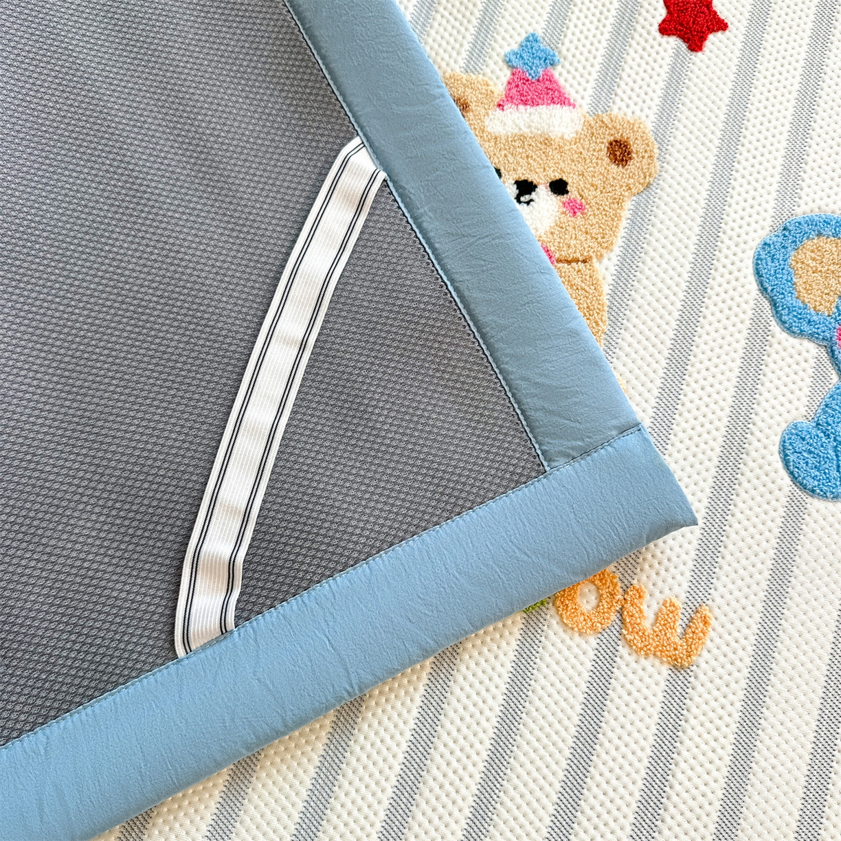 91家纺网 家纺一手货源 找家纺 雯豆家纺 2026新款PE中分子毛巾绣凉席三件套平铺席子卡通绣花条席 树懒-蓝