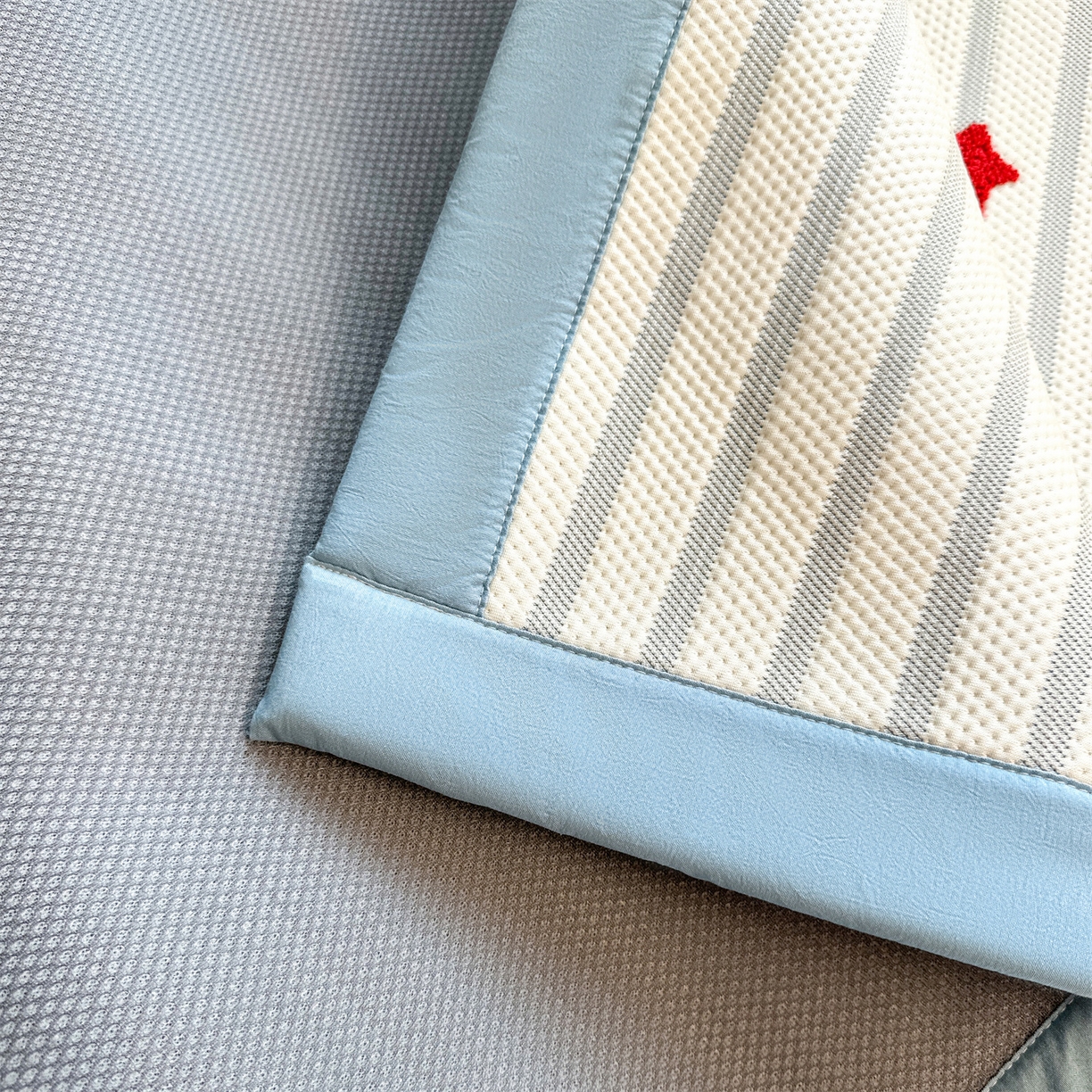 91家纺网 家纺一手货源 找家纺 雯豆家纺 2026新款PE中分子毛巾绣凉席三件套平铺席子卡通绣花条席 树懒-蓝