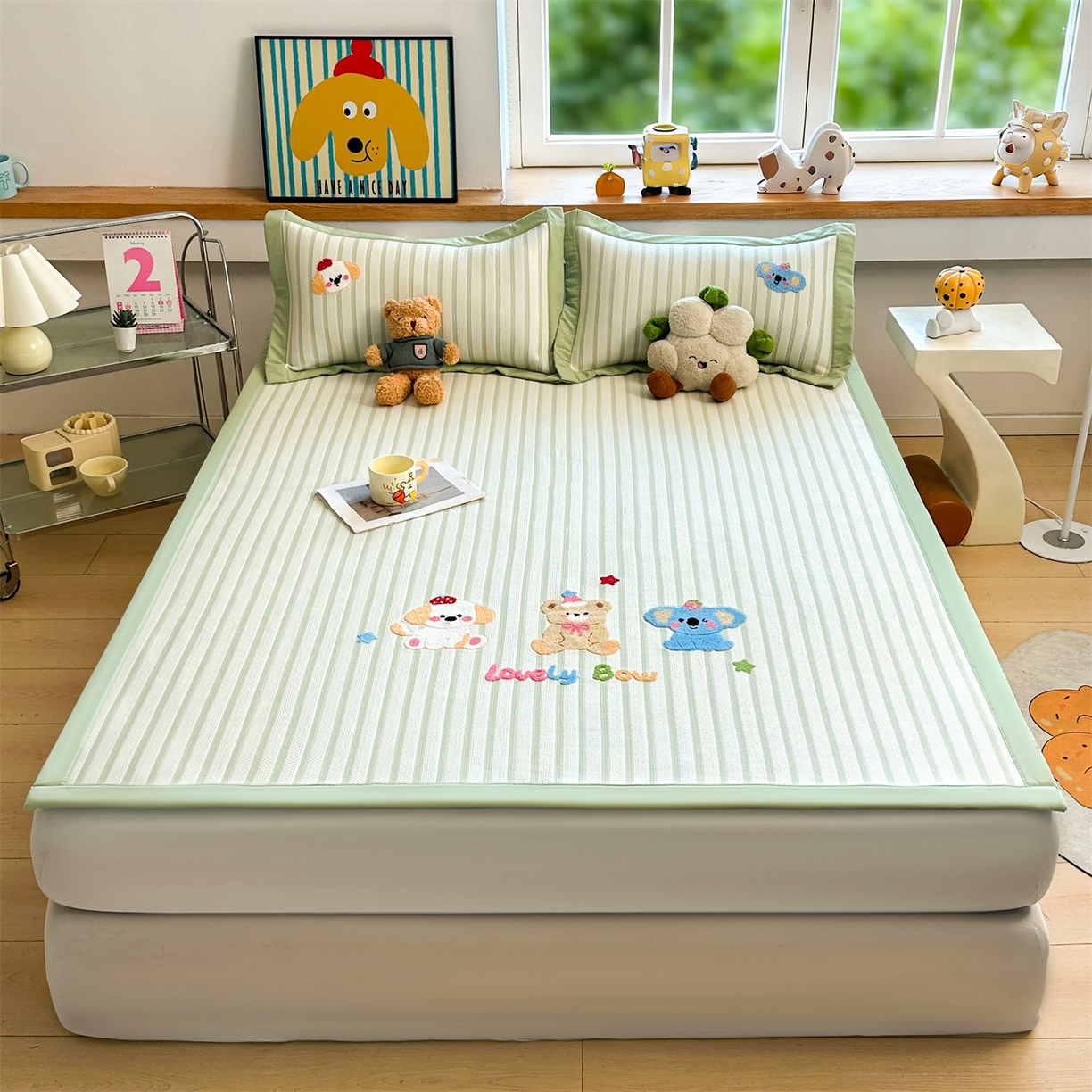 91家纺网 家纺一手货源 找家纺 雯豆家纺 2026新款PE中分子毛巾绣凉席三件套平铺席子卡通绣花条席 树懒-绿