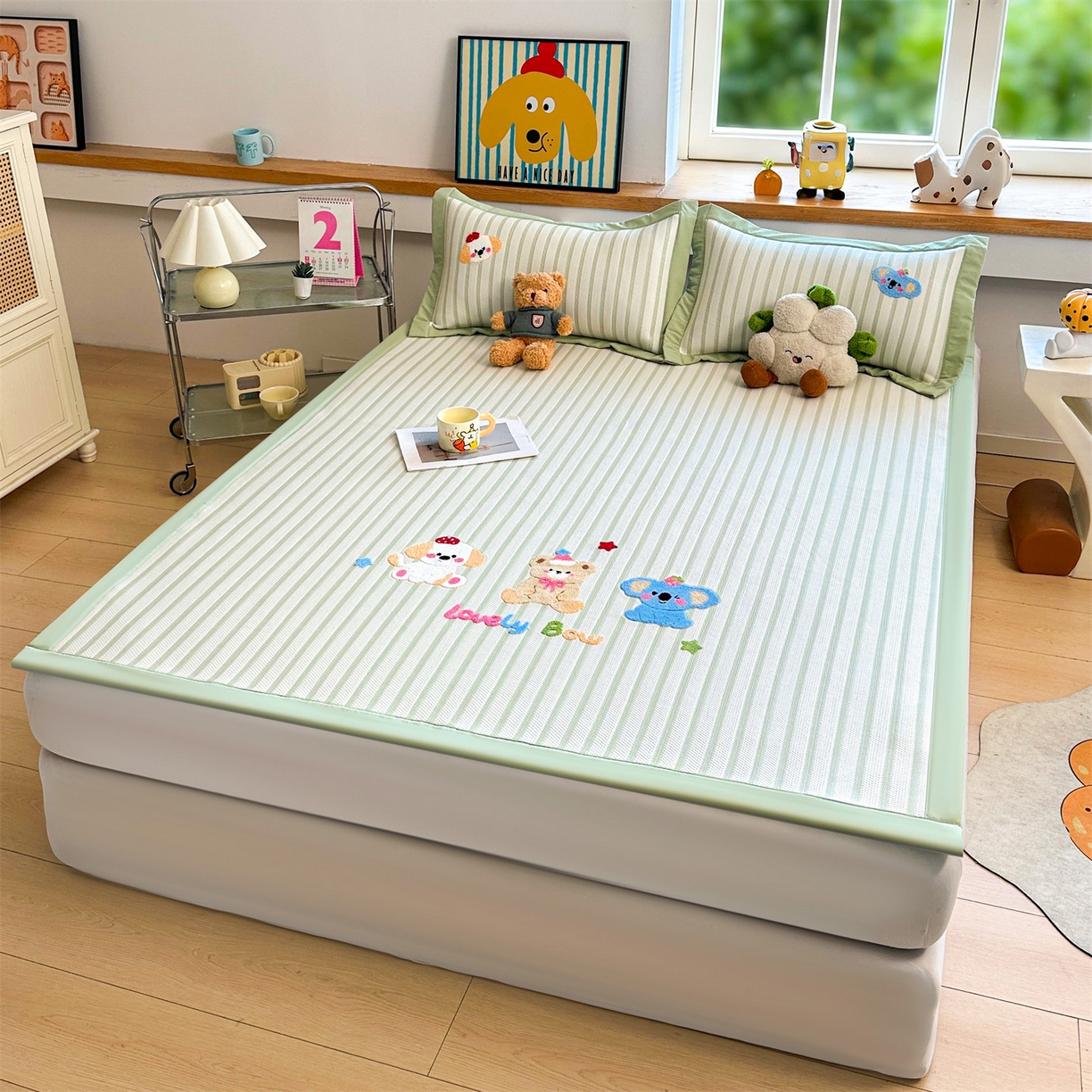 91家纺网 家纺一手货源 找家纺 雯豆家纺 2026新款PE中分子毛巾绣凉席三件套平铺席子卡通绣花条席 树懒-绿