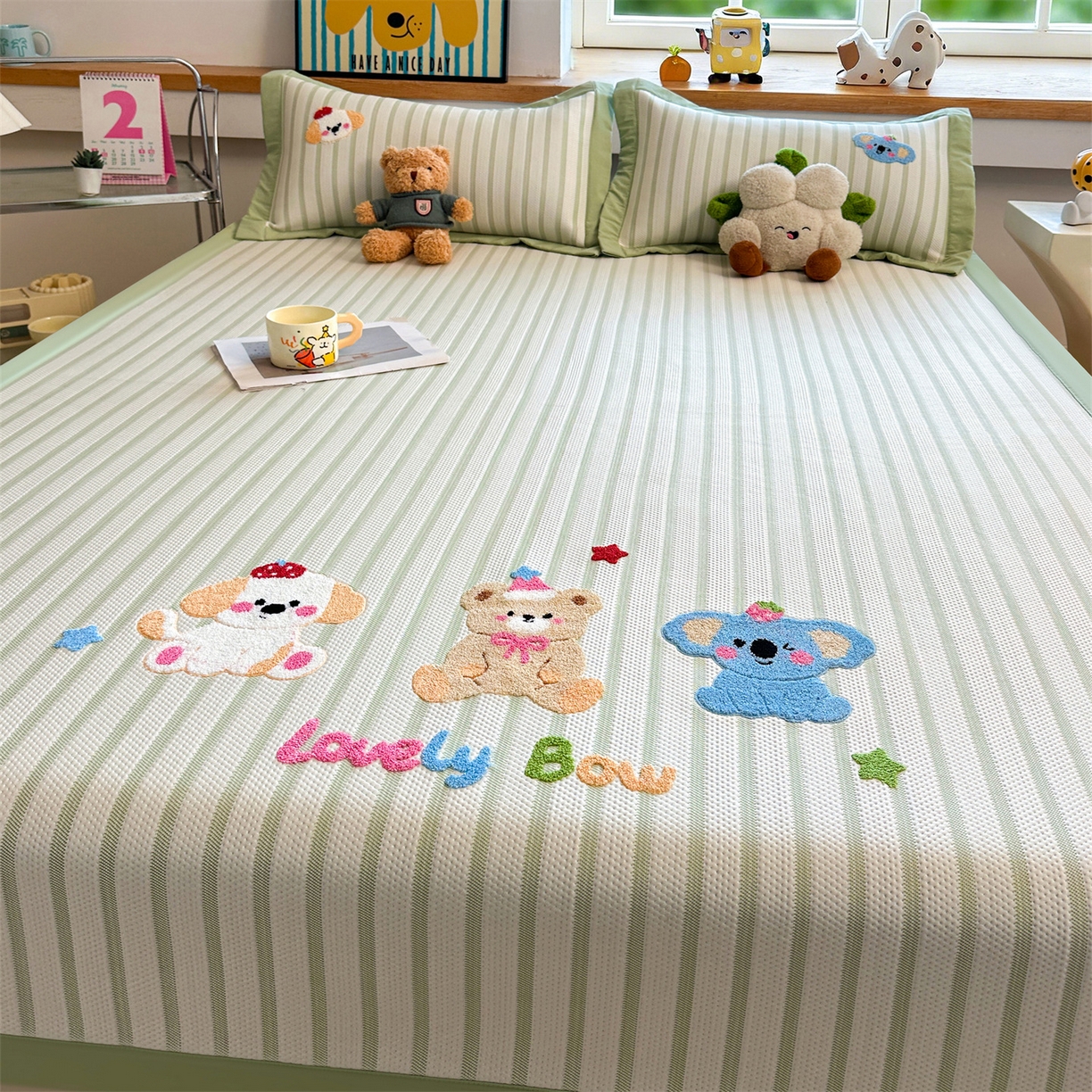 91家纺网 家纺一手货源 找家纺 雯豆家纺 2026新款PE中分子毛巾绣凉席三件套平铺席子卡通绣花条席 树懒-绿